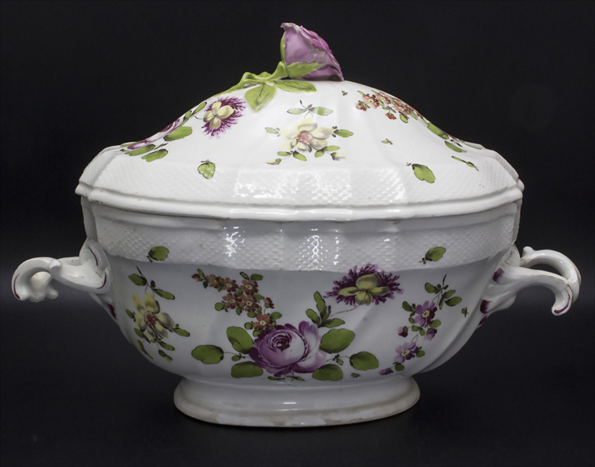 Große Deckelterrine mit Blumenmalerei / A covered tureen with flowers, Wien, 2. Hälfte 18. Jh.