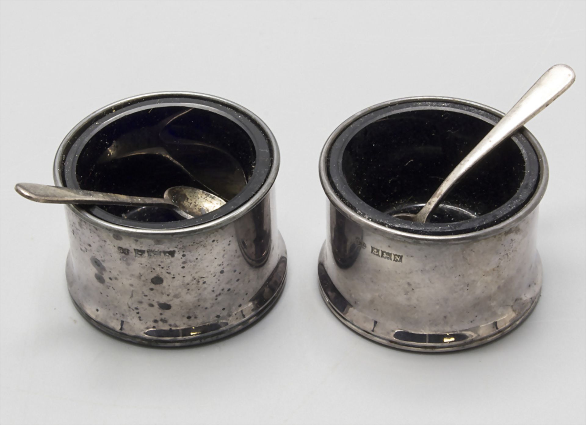 Paar Salieren mit Löffelchen / A pair of silver salt cellars with spoons, Suckling Ltd., ...