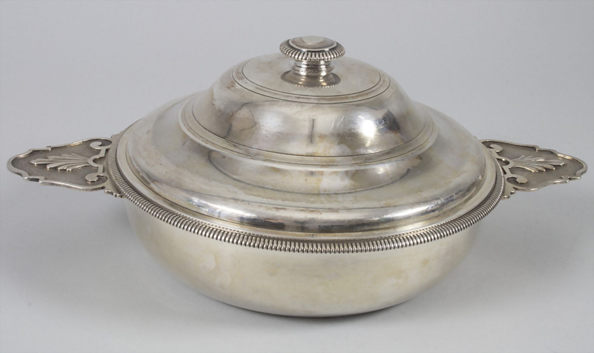 Legumier / Wöchnerinnenschüssel / Ecuelle / A silver tureen, Georges Falkenberg, Paris, 1894-1924