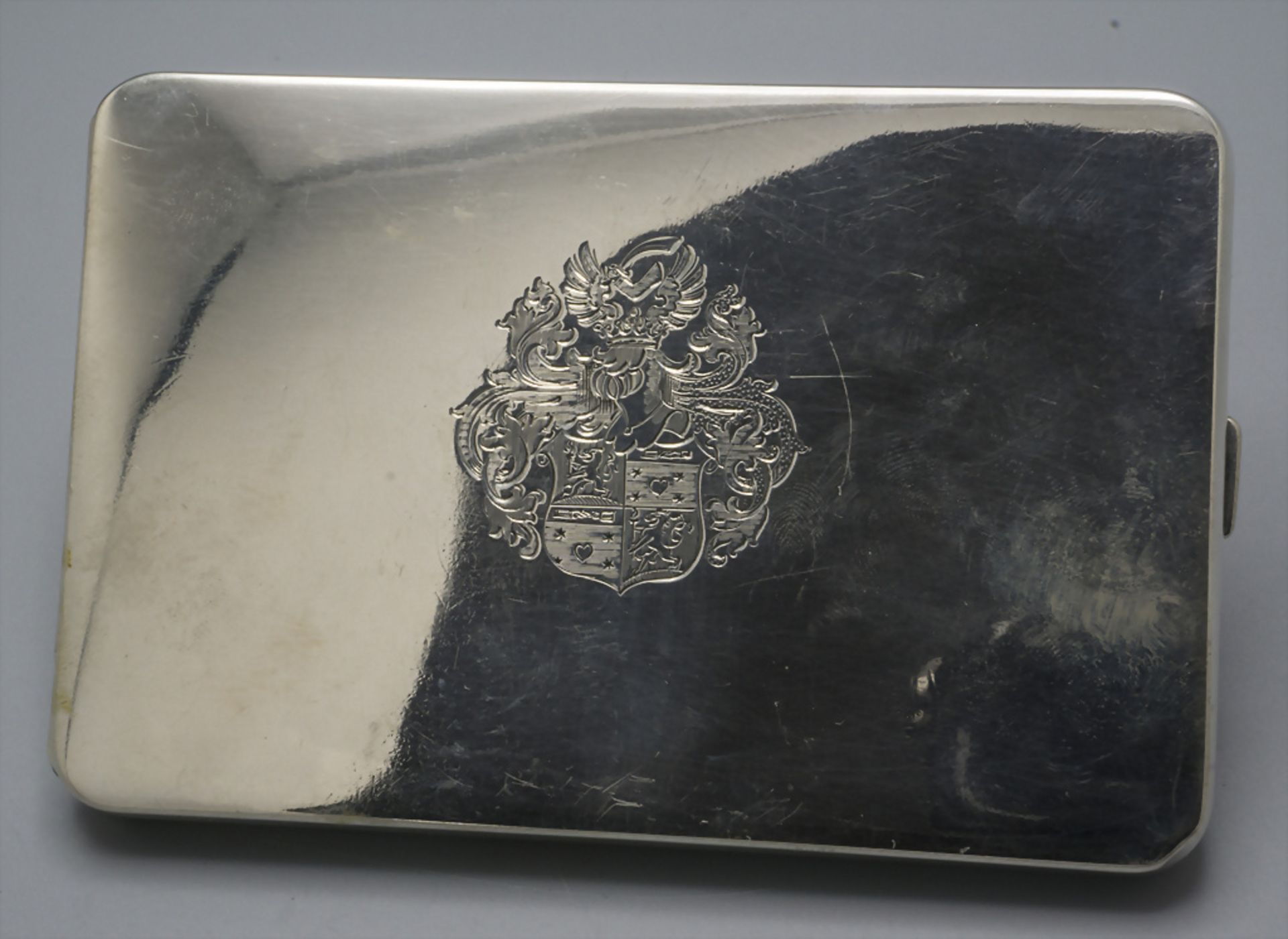 Zigarettenetui mit Adelswappen / A silver cigarette case with coat of arms, Budapest, 1920-1930