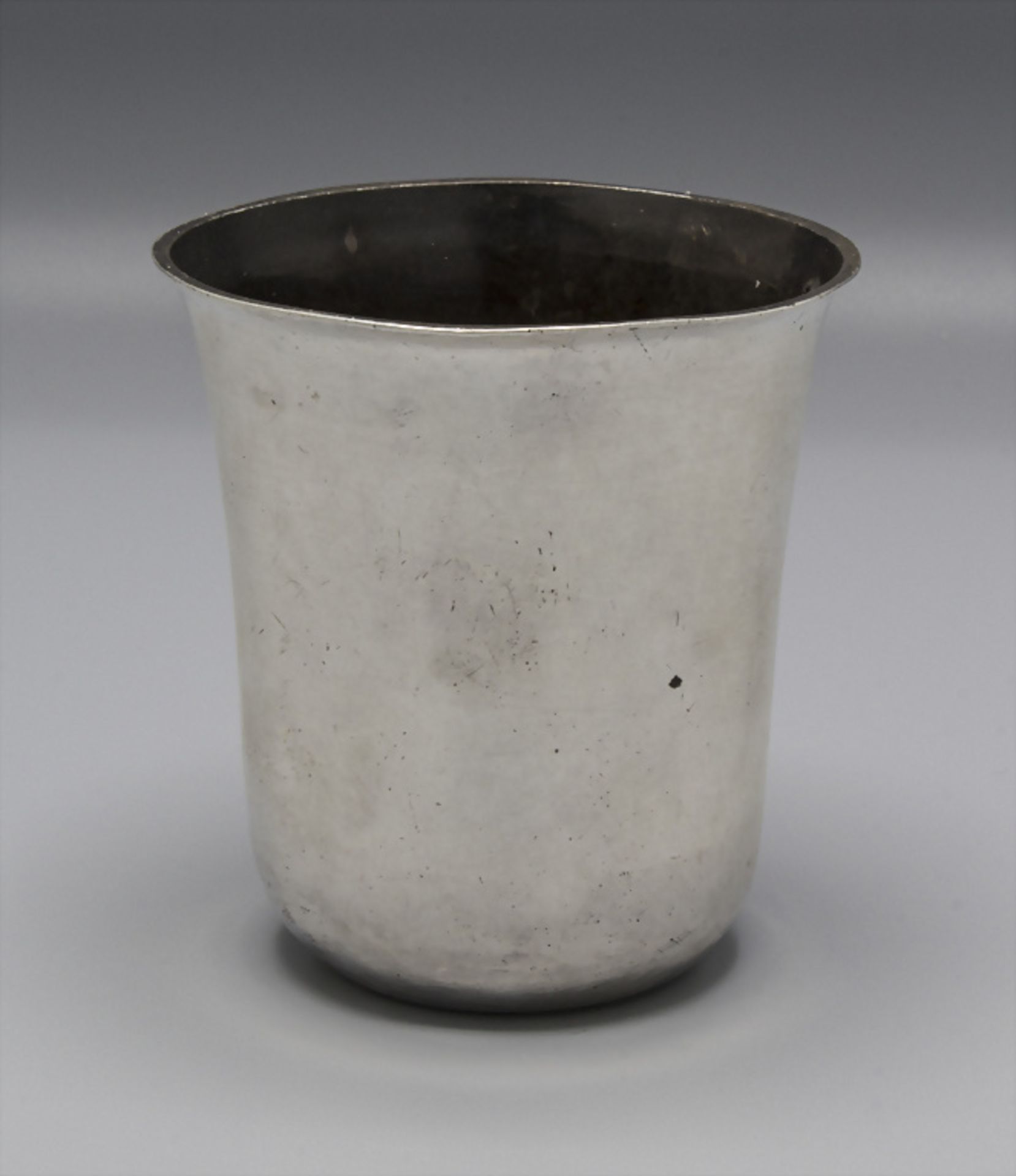 Glockenbecher / Timbale en argent massif / A bell shaped silver beaker, Puy de Dome, Clermont ...