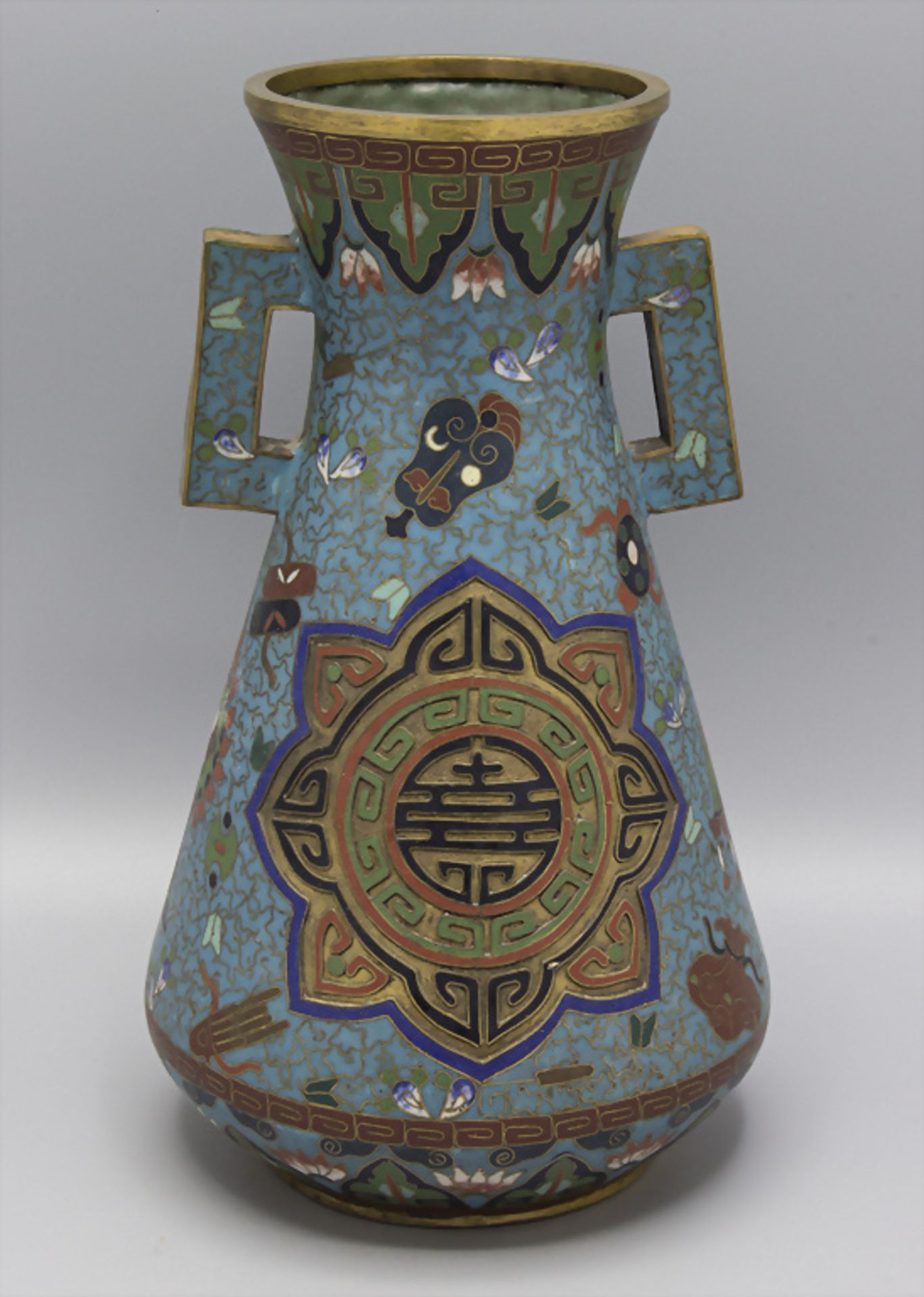 Cloisonné-Doppelhenkelvase / A Cloisonné double handled vase, China, Qing Dynastie (1644-1911)