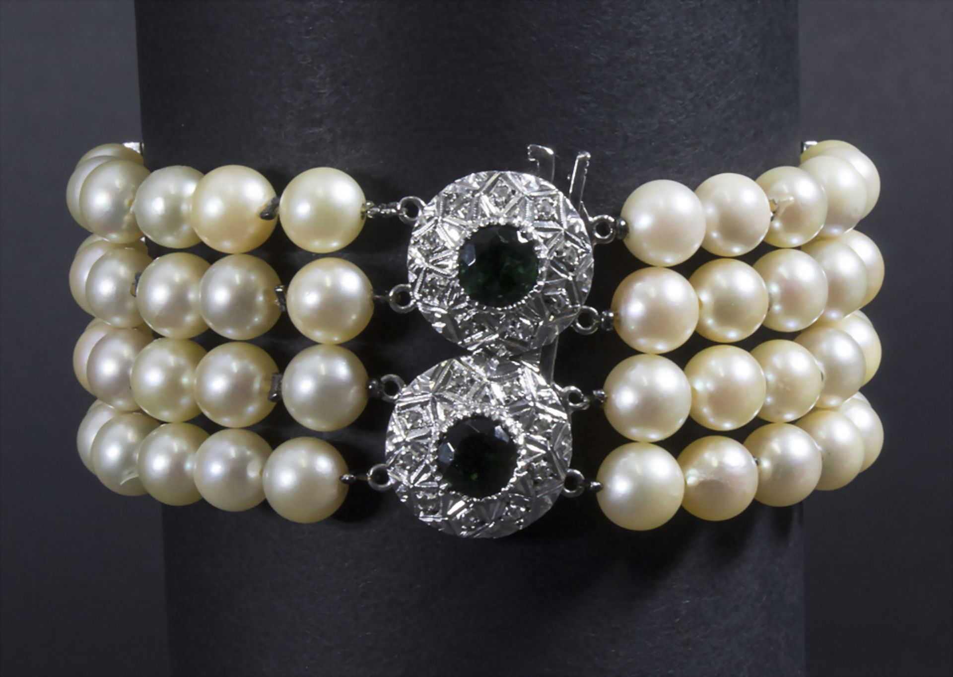 Vierreihiges Perlenarmband / A pearl bracelet with 14 ct white gold clasp