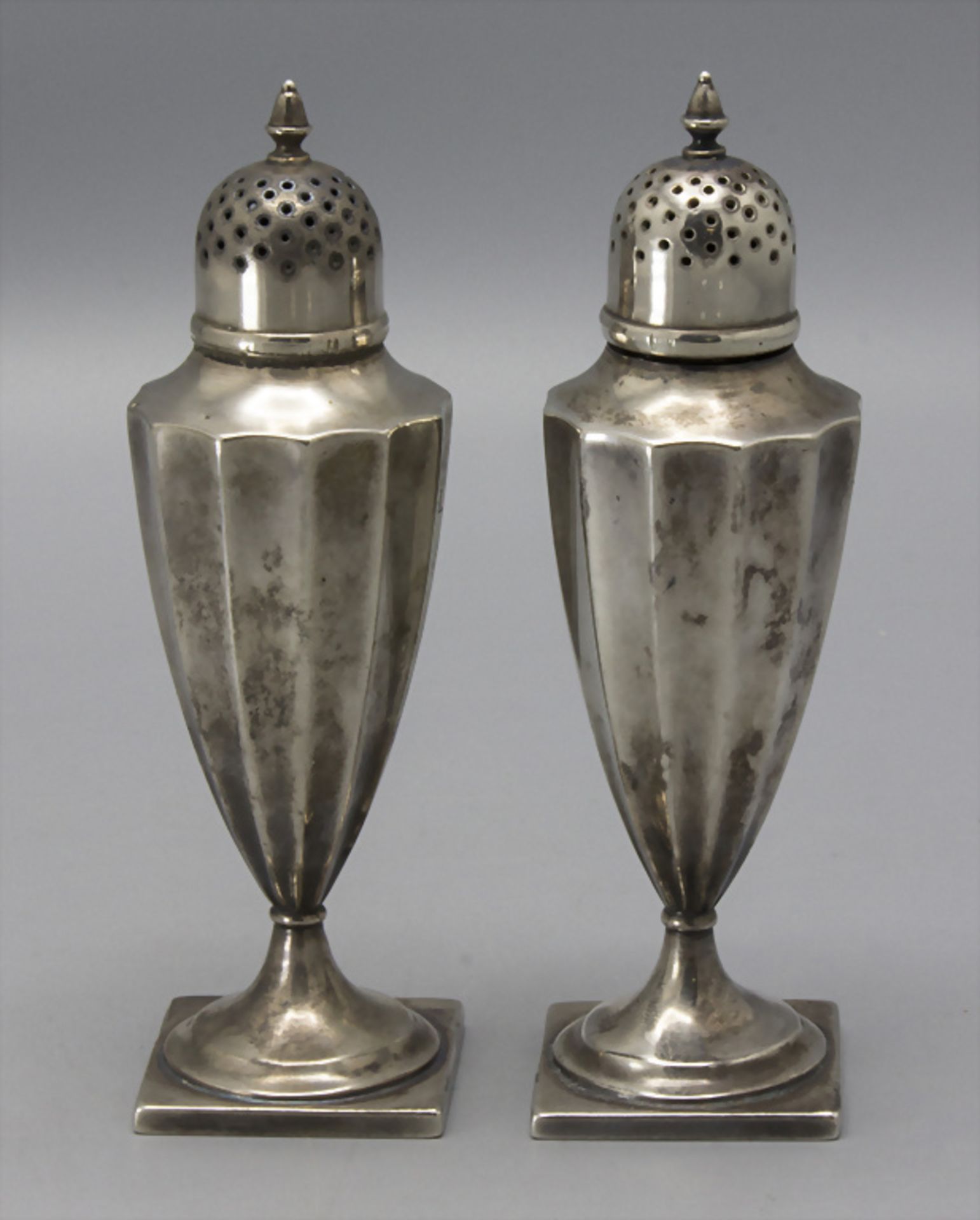 Salz- und Pfefferstreuer / A silver salt and pepper shaker, Tiffany & Co., New York, Anfang 20. Jh.