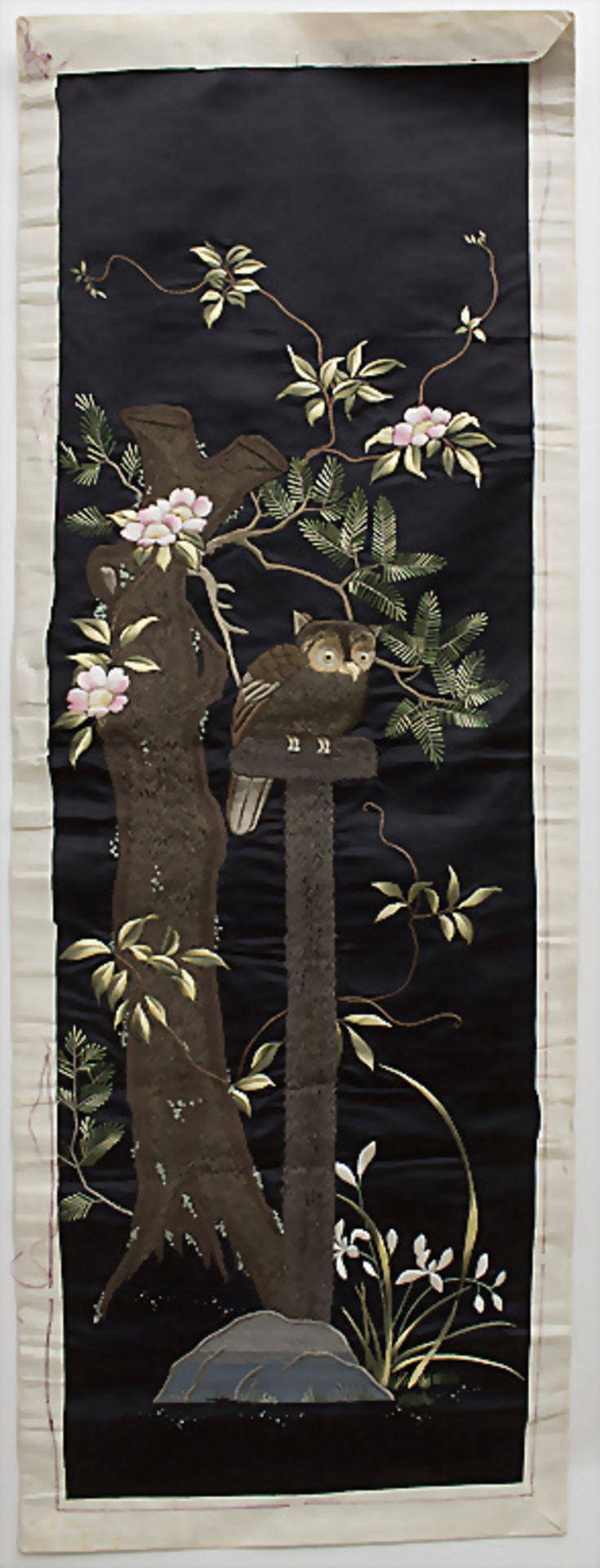 Seiden-Wandbehang 'Eule' / A silk wall hanging 'Owl', China, 1. Hälfte 20. Jh.