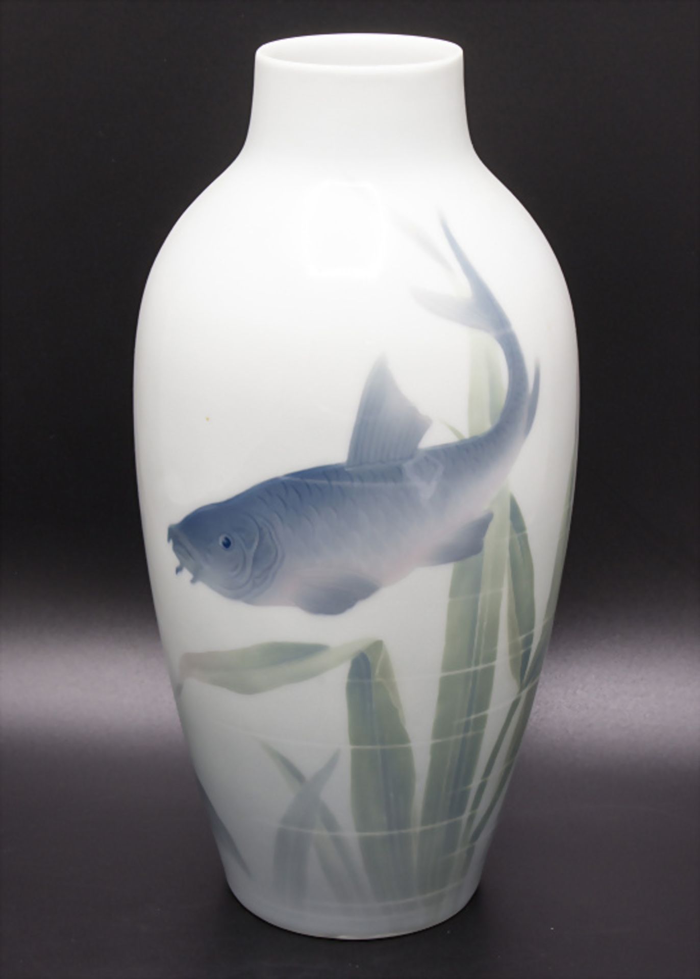 Jugendstil Vase mit Karpfen / An Art Nouveau vase with a carp, Jaeger & Co., Marktredwitz, um 1900