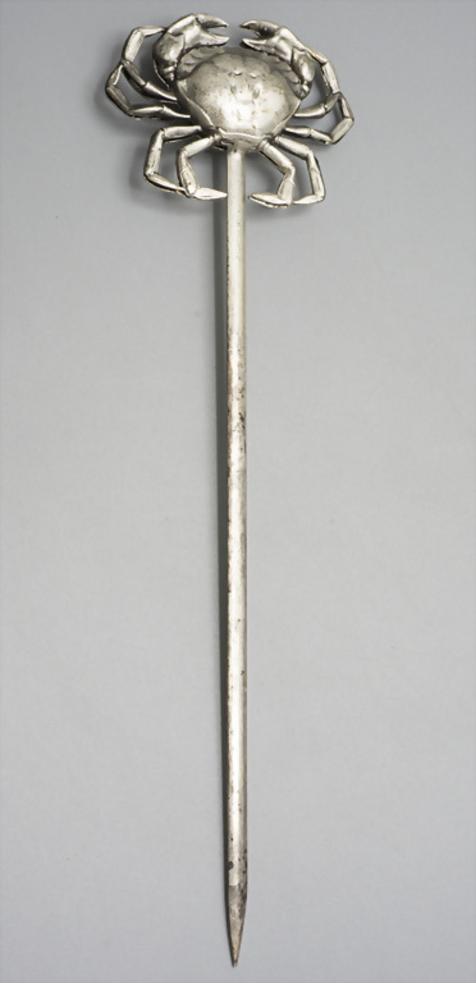 Dekorativer Fischspieß / A decorative skewer with a crab, H. France C., 1870-1890