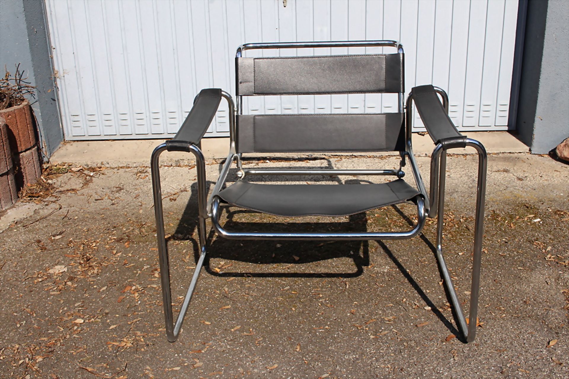(1/3) Armlehnstuhl im Stil des 'Wassily-Chair' von Marcel Breuer, Bauhausklassiker / A chair ...