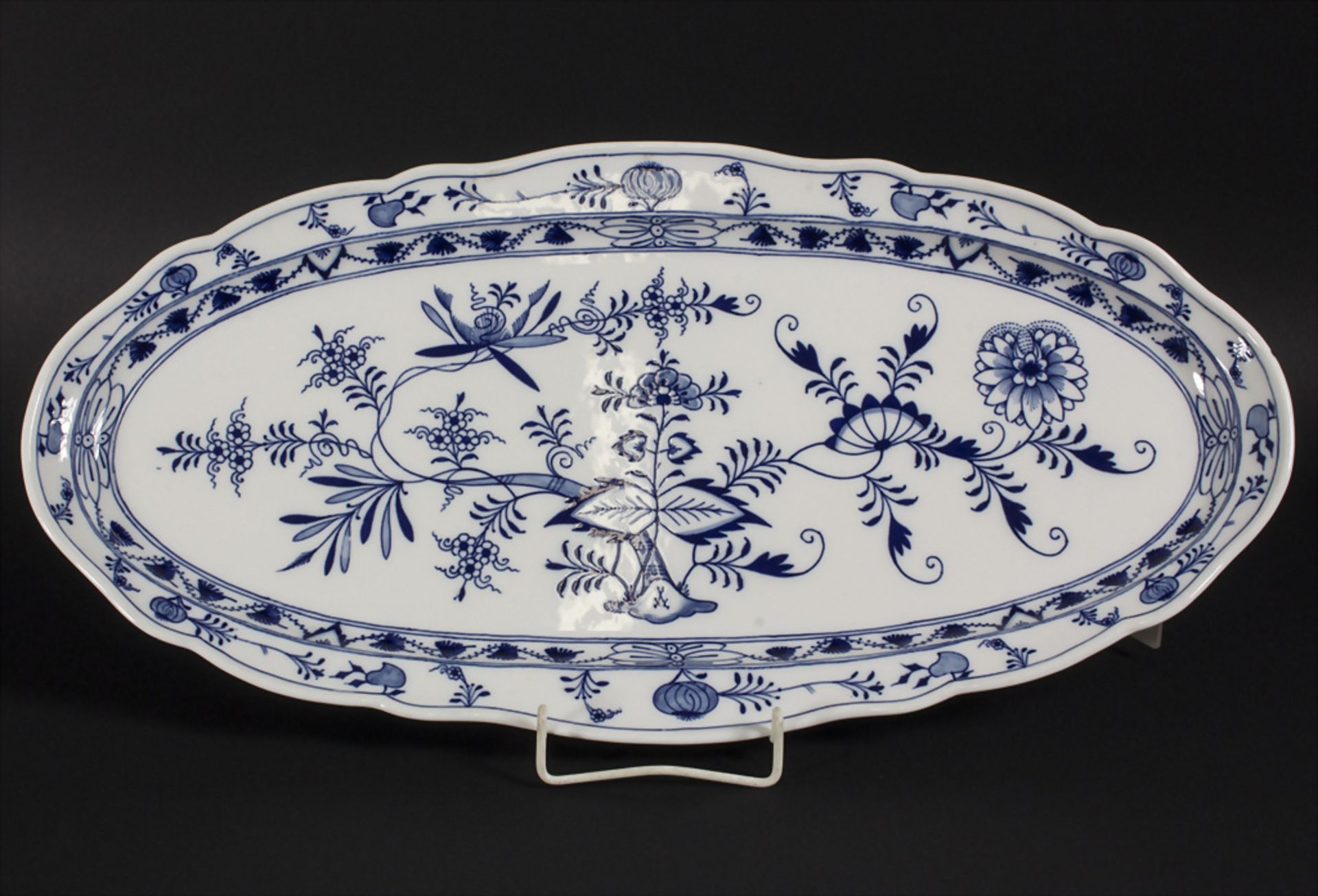 Große Zwiebelmuster Servierplatte / A large onion pattern serving plate, Meissen, Ende 19. Jh.