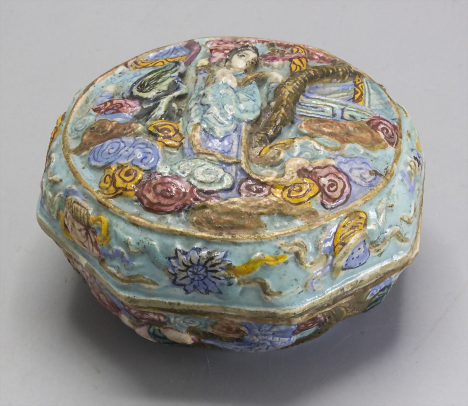 Bisquitporzellan-Deckeldose / A biscuit porcelain lidded box, China, Qing Dynastie ...