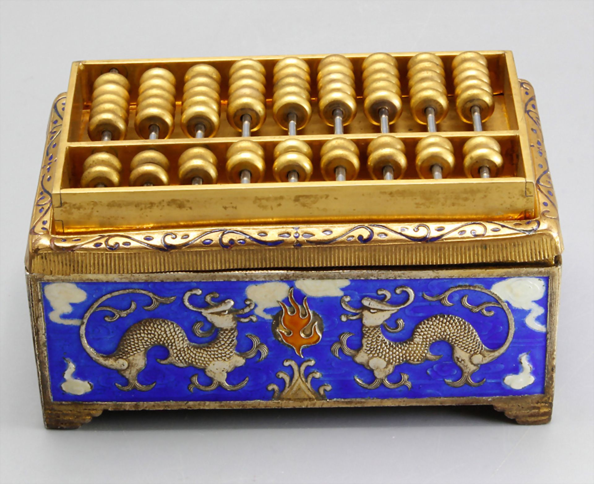 Deckeldose mit Abakusaufsatz / A lidded box with an abacus, China, Republikperiode (1912-1915)