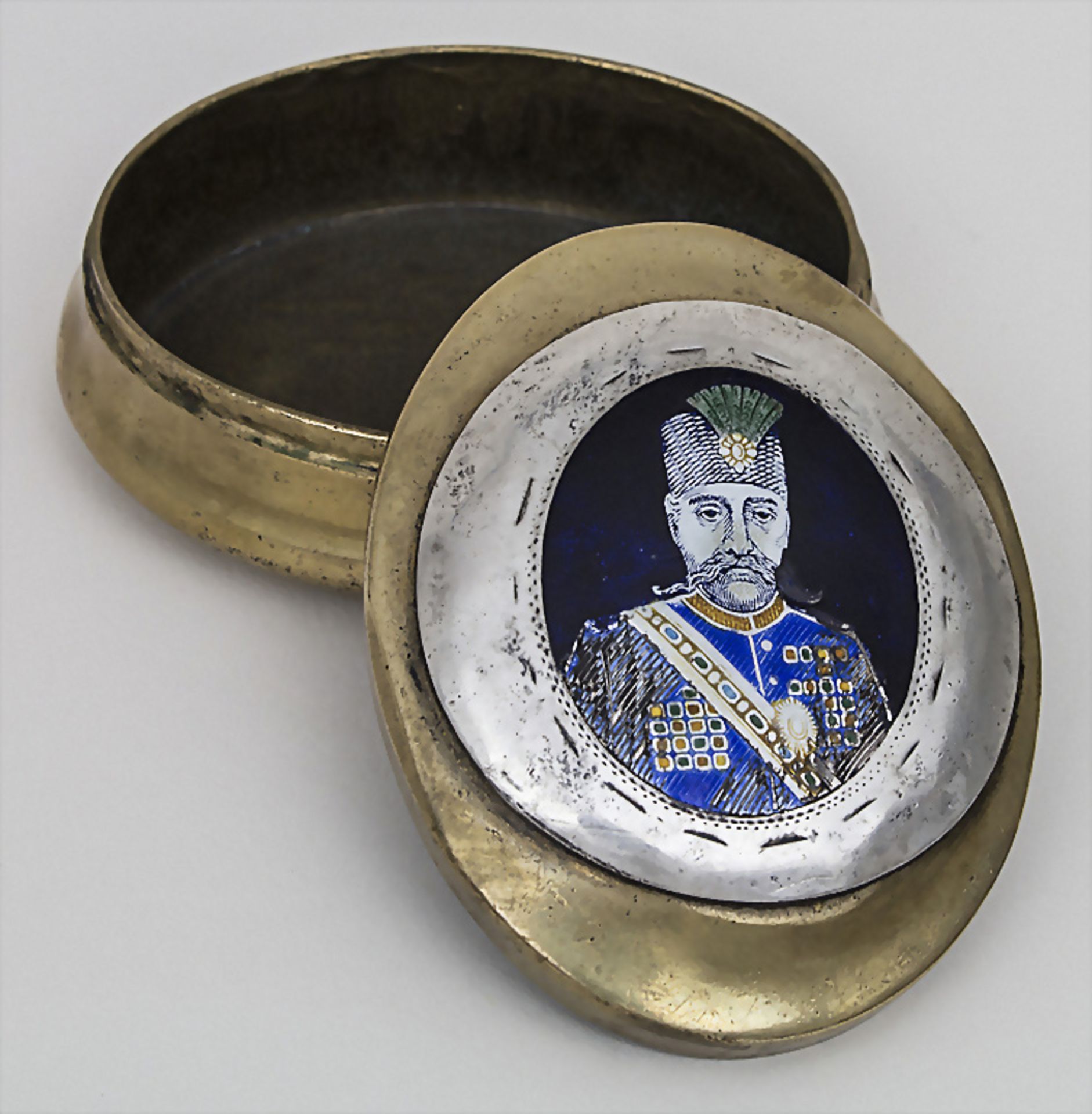 Tabatiere mit dem Portrait von Mozaffar ad-Din Schah / A snuff box with the portrait of ...