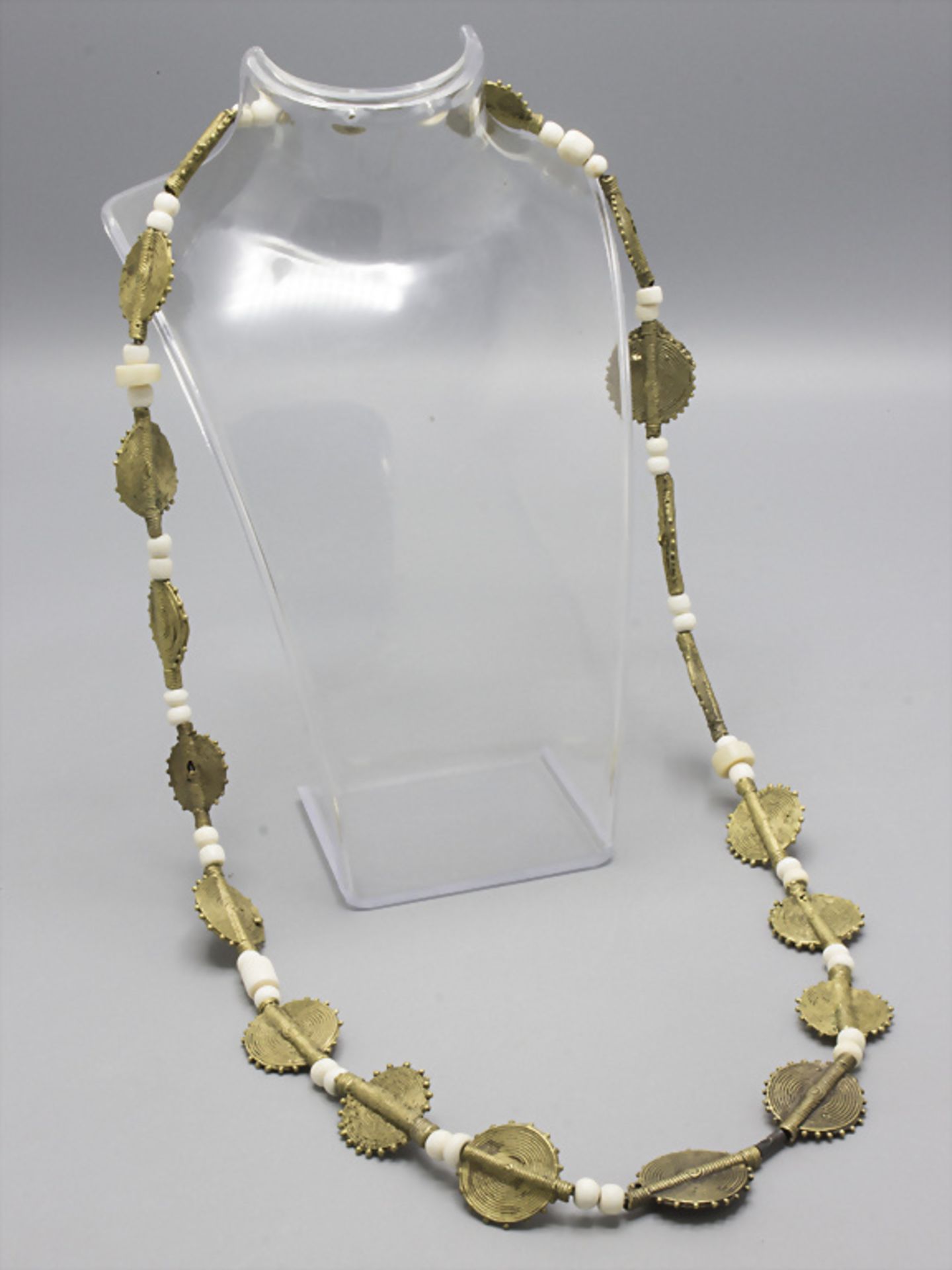 Messingkette mit Perlen / A brass necklace, Anfang 20. Jh.