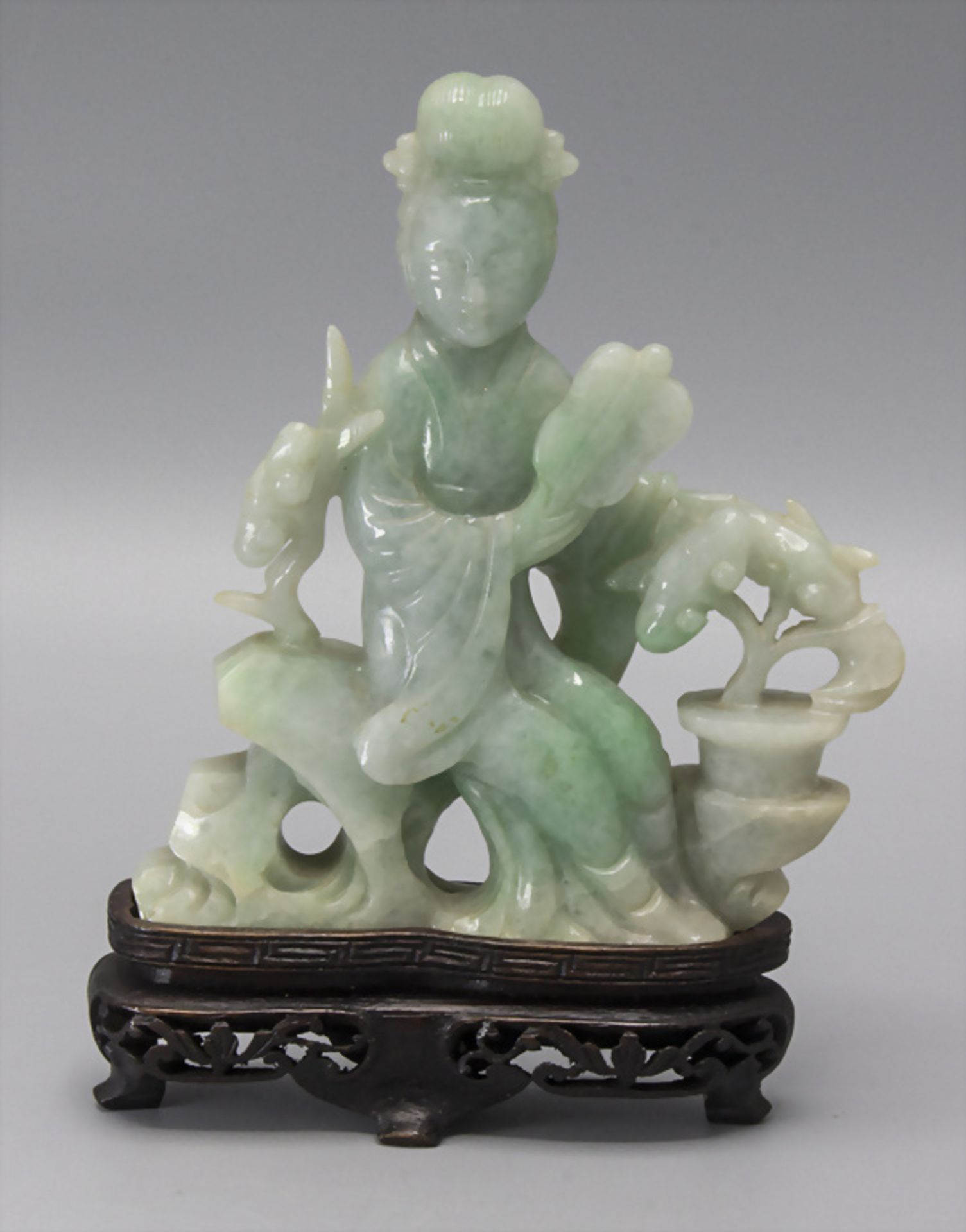 Feine Jadefigur / A fine jade figure of a Lady-in-waiting, China, Qing Dynastie (1644-1911)