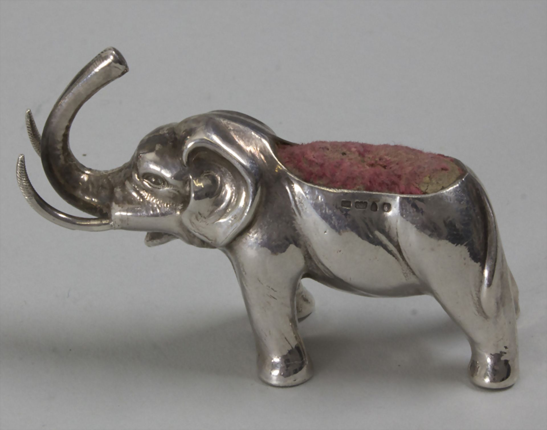 Figürliches Nadelkissen 'Elefant' / A silver elephant as figural pin cushion