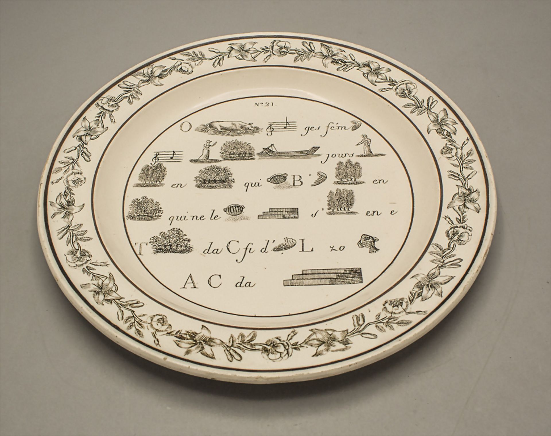 Rebus Teller / A creamware plate with rebus / puzzle, wohl Creil-Montereau & Choisy-le-Roi, um 1825