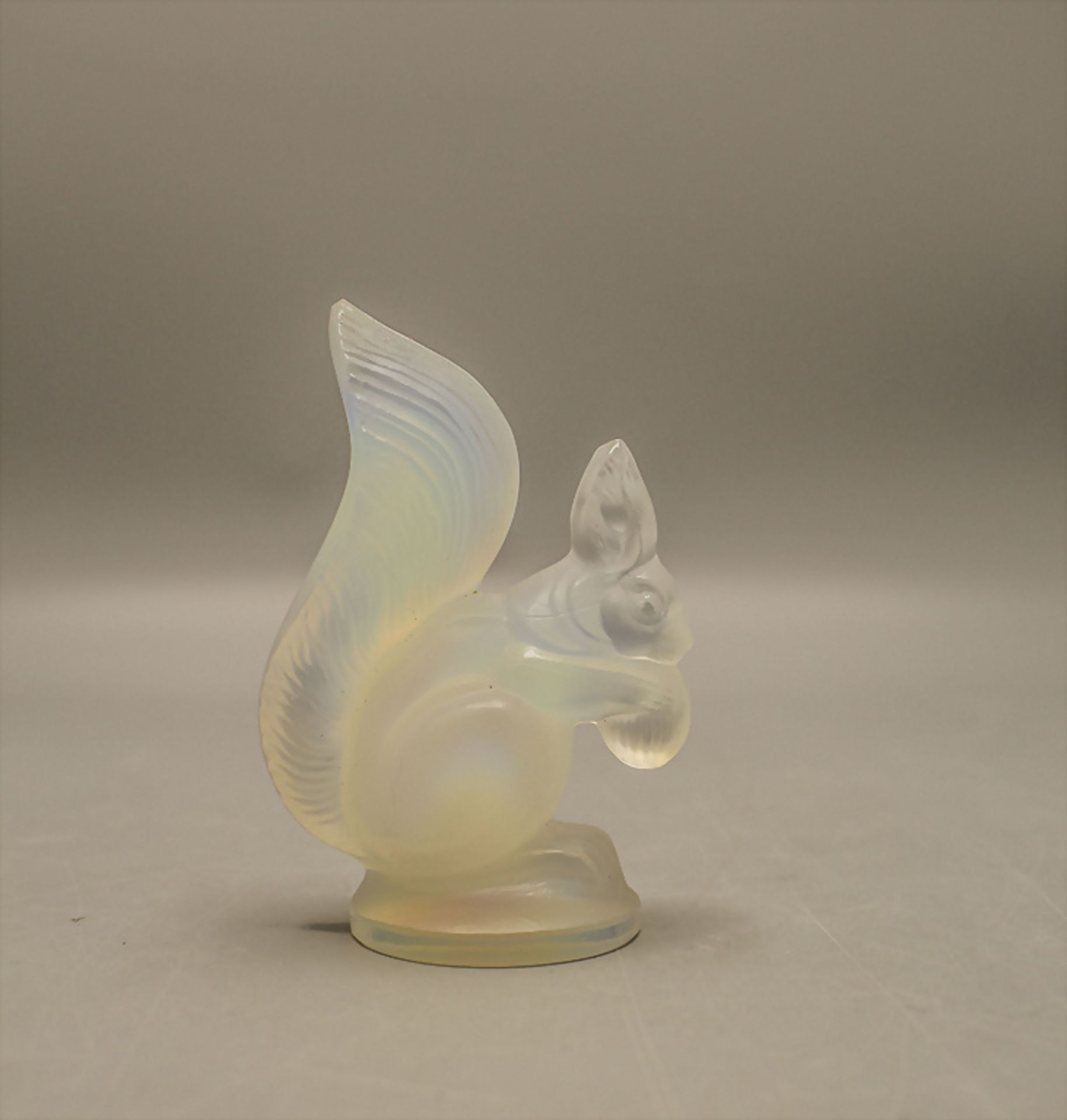 Kleine Art Déco Glasskulptur eines Eichhörnchens / An Art Deco opalescent glass sculpture of a ...