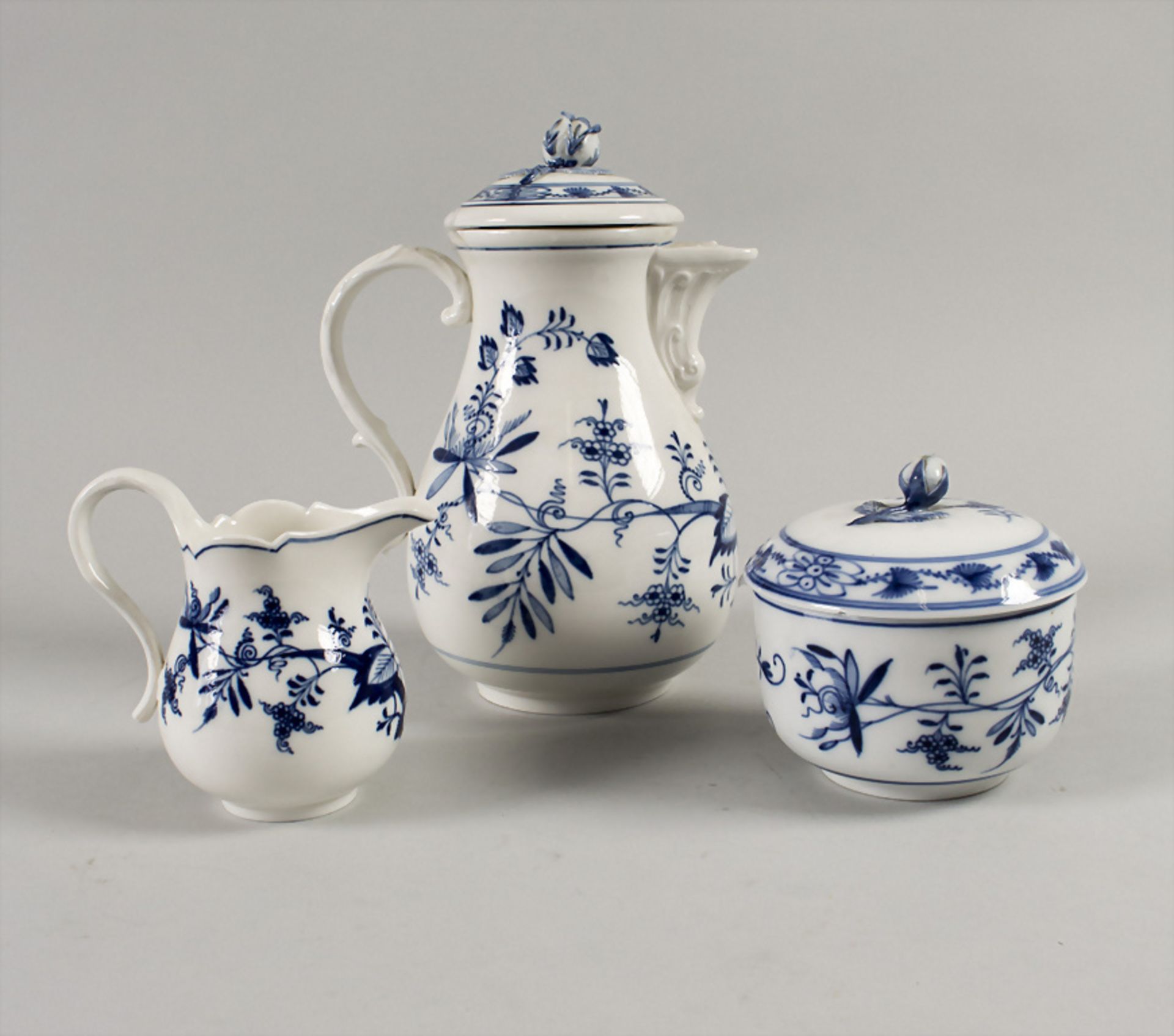 Zwiebelmuster Kaffeekern / A 3-piece coffee set with onion pattern, Meissen, 19. Jh.