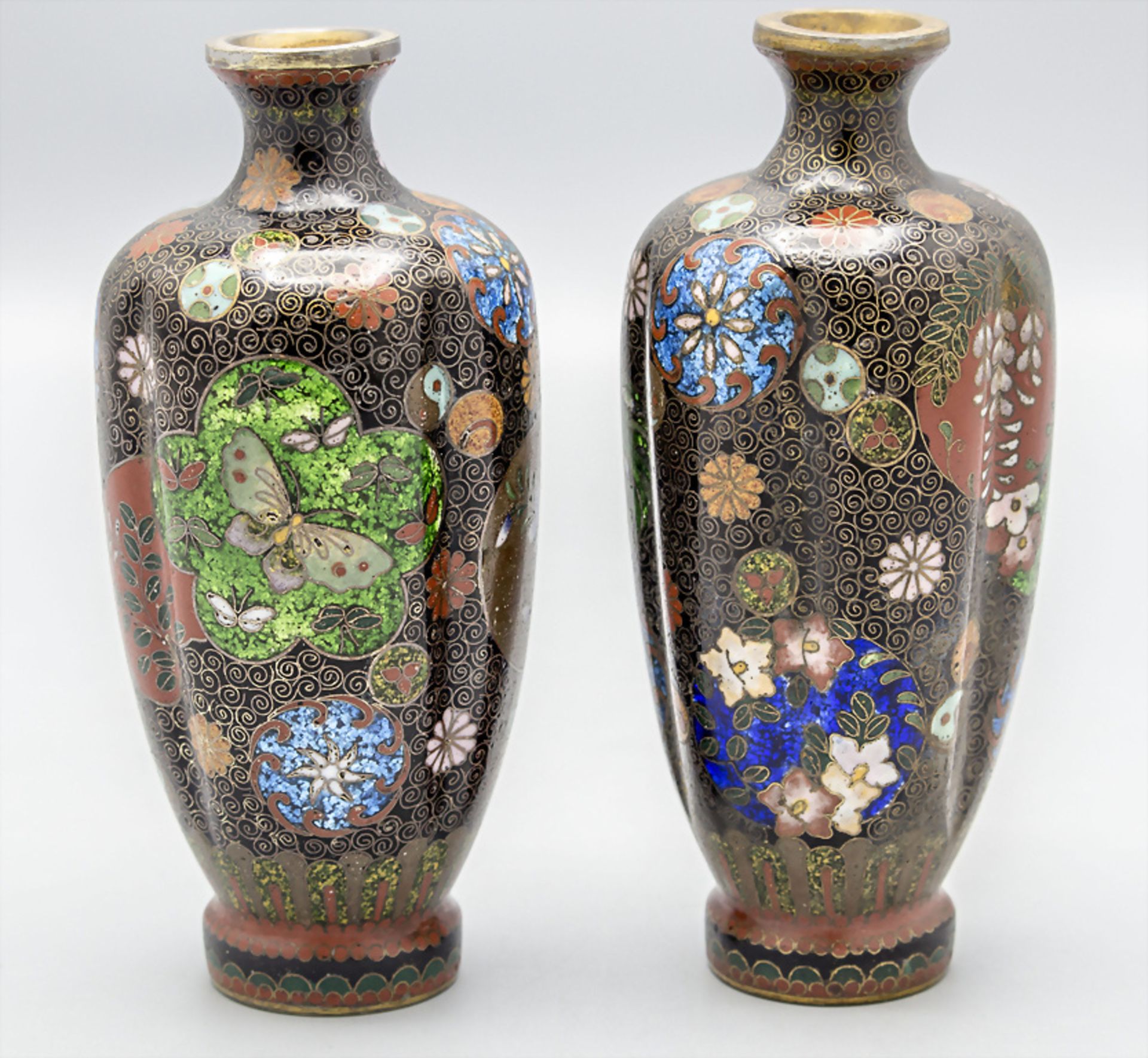 Sechspassiges Ginbari Cloisonné Vasenpaar / A pair of sixfold Ginbari cloisonné vases, Japan, ...