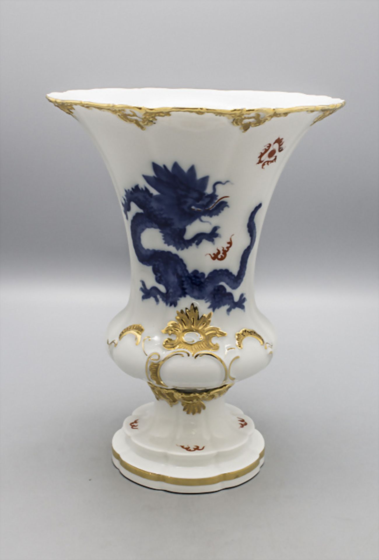 Kleine Kratervase mit Ming-Drachen / A small crater vase with Ming dragon, Meissen, 20. Jh.