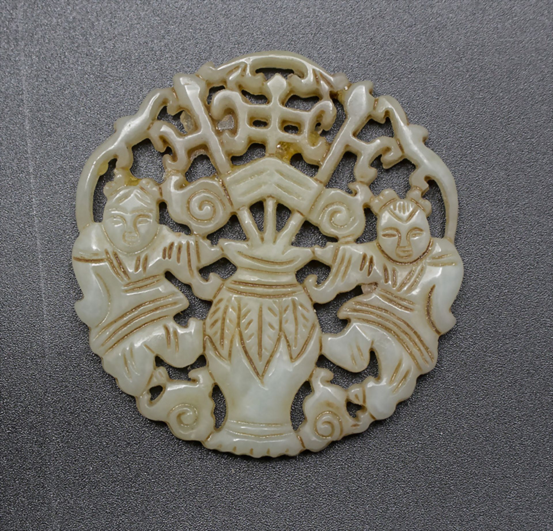 Jadescheibe mit tanzenden Närrchen / A jade disc with dancing fools