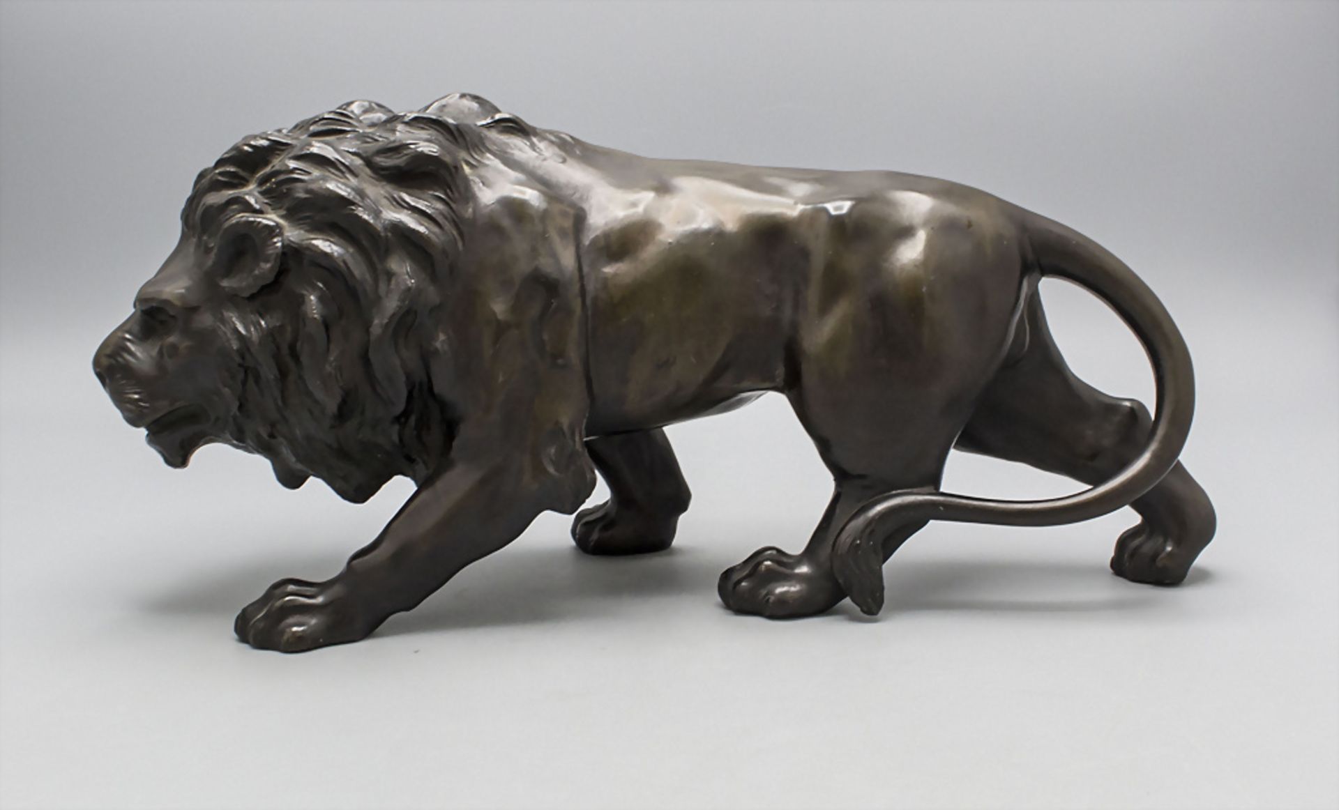 Plastik eines schreitenden Löwen / A sculpture of a striding lion, 20. Jh.