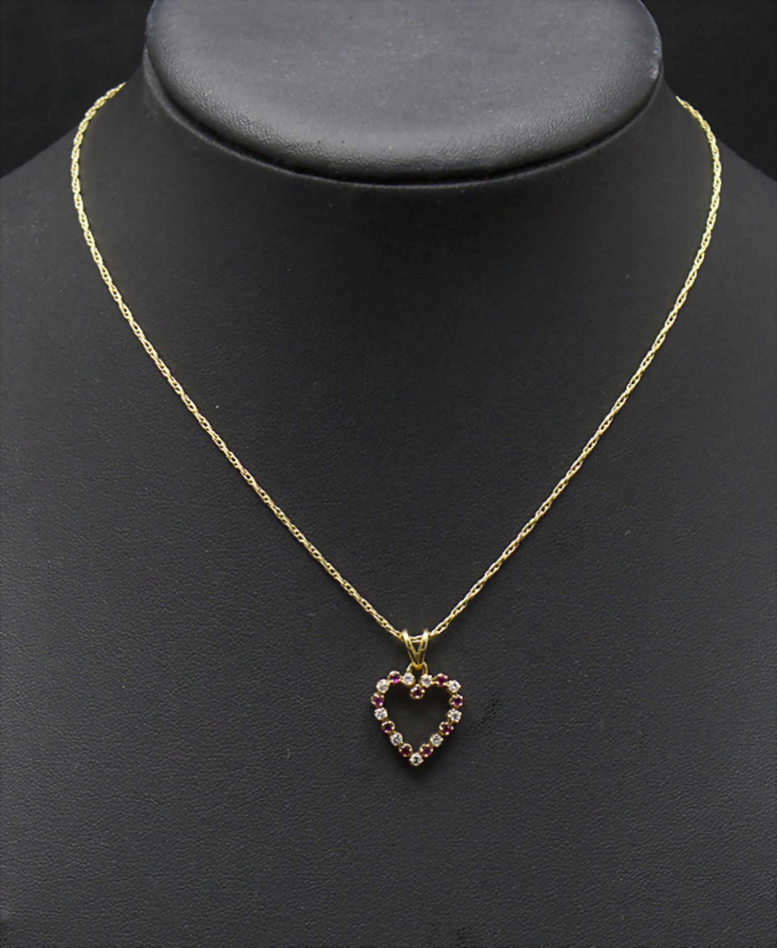 Goldkette mit Herzform-Anhänger / An 18ct gold necklace with pendant with diamonds and rubies