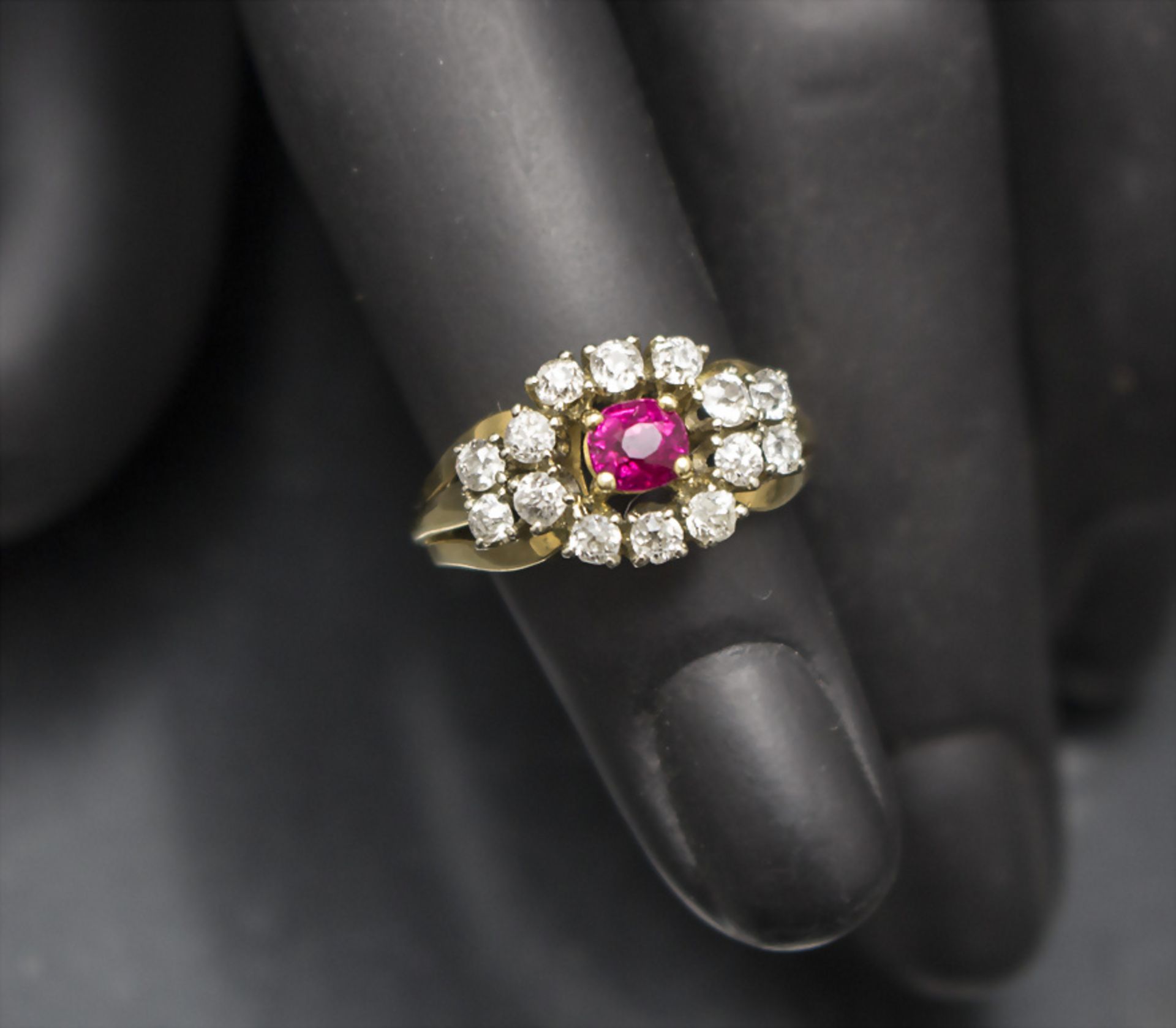 Damenring mit Rubin und Diamanten / A ladies 18ct gold ring with ruby and diamonds