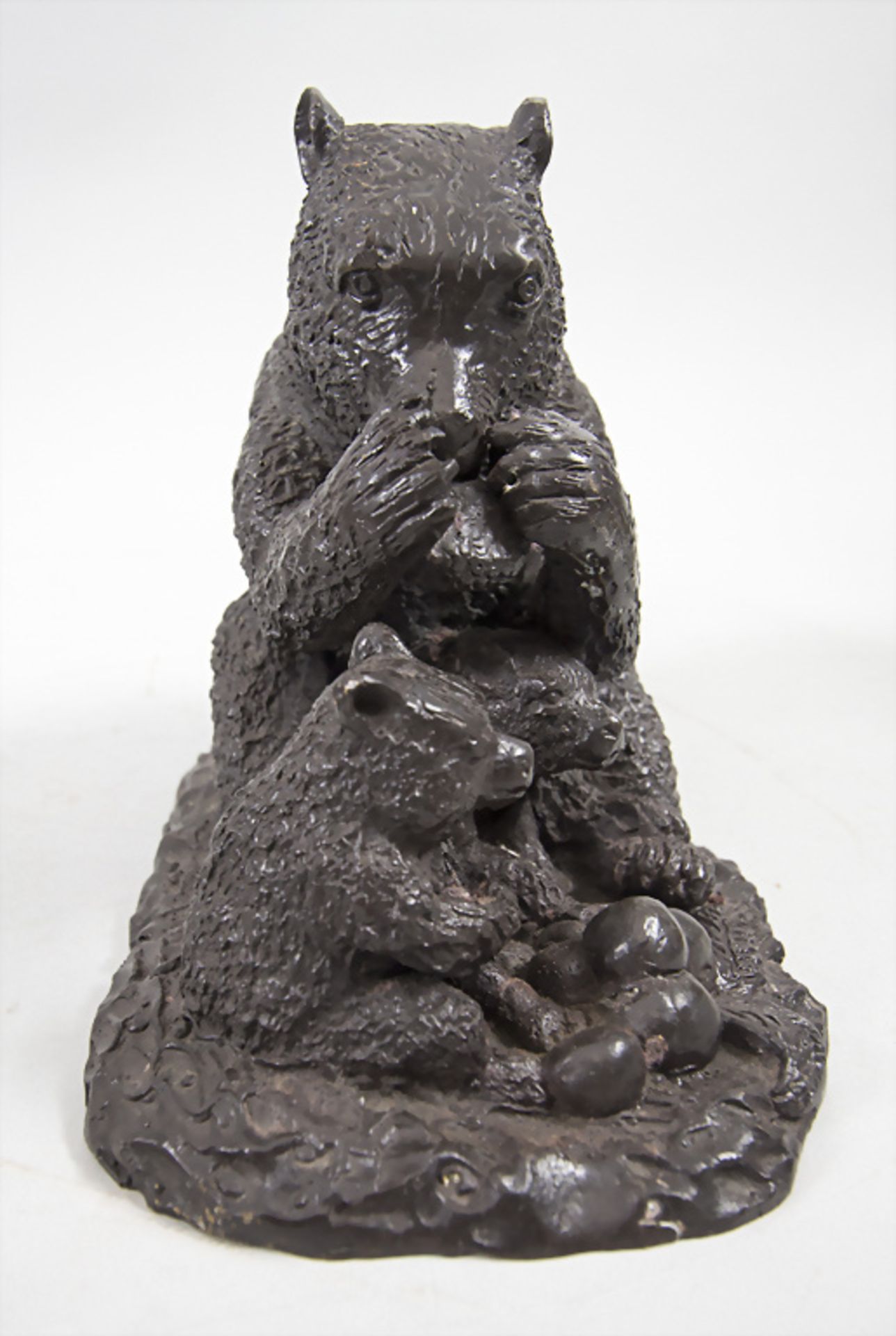 Bronzeplastik 'Fressende Bärin mit zwei Jungen' / 'An eating bear mother with two cubs'