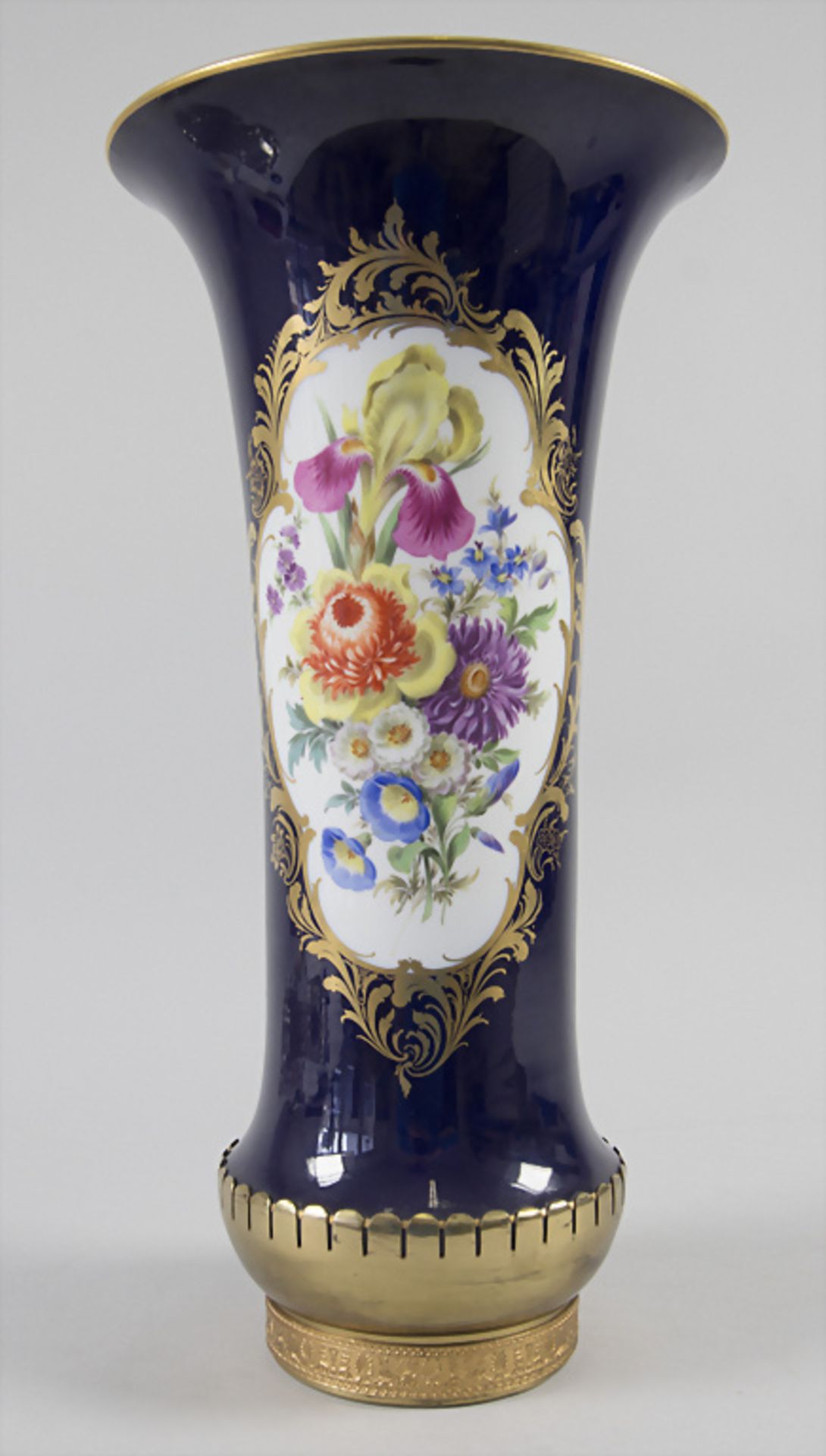 Flötenvase mit Blumenbouquet / A flute vase with flower bouquet, Meissen, 20. Jh.