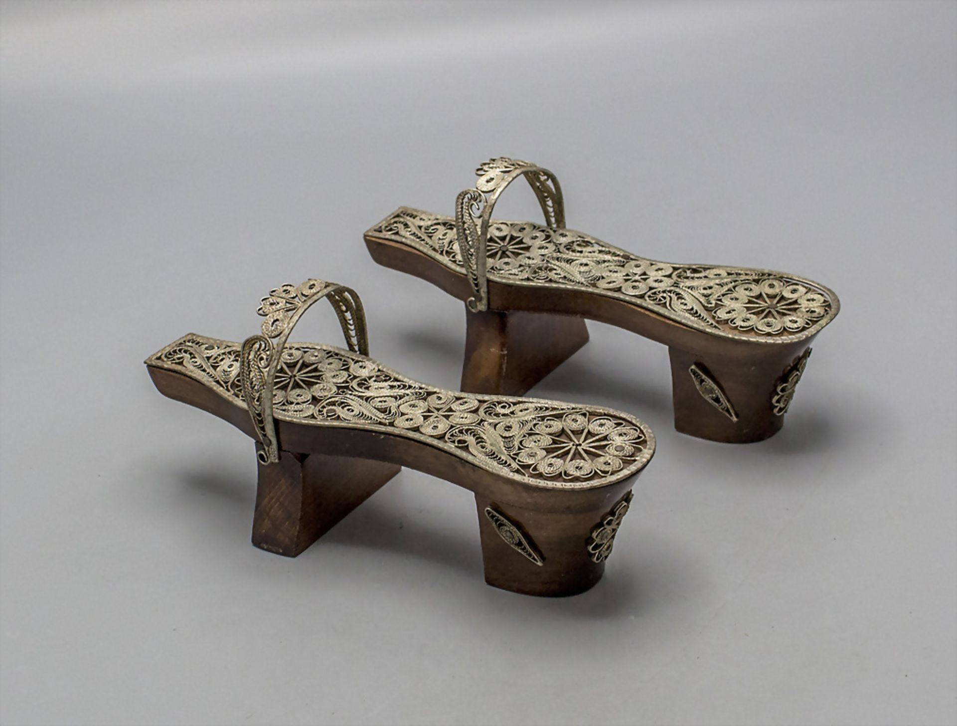 Zwei kleine Zierschuhe mit Silberfiligranarbeit / Two small decorative shoes with silver filigree