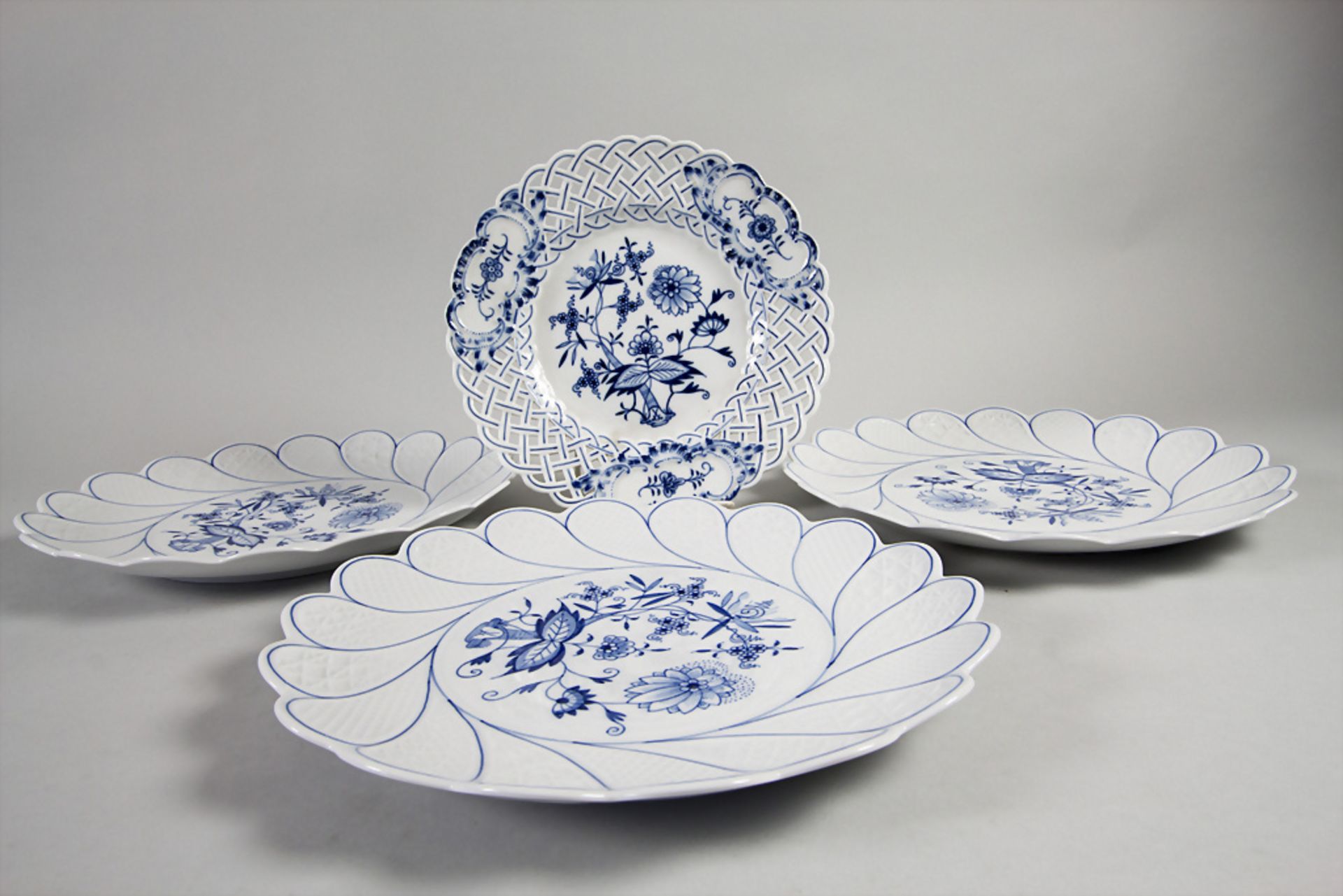 4 Teile Zwiebelmuster Porzellan / 4 pieces of onion pattern porcelain, Meissen, 19./20. Jh.