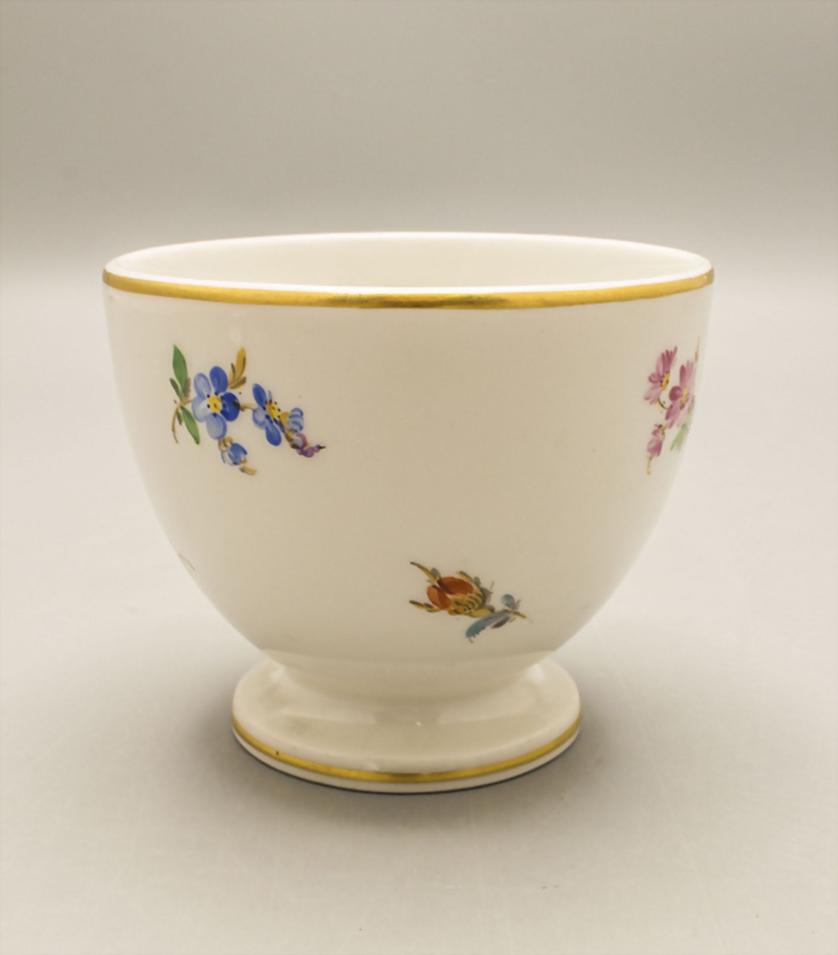 Zuckerschale mit Streublumen / A sugar bowl with scatterred flowers, Meissen, wohl 19. Jh.