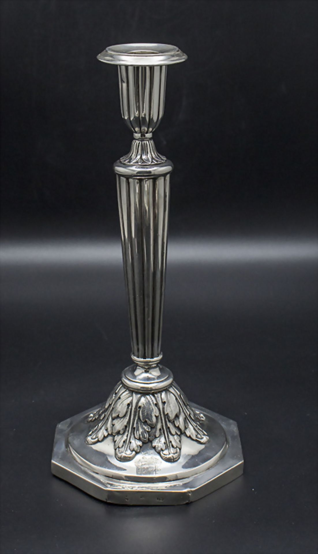 Klassizismus / Empire Silber-Leuchter mit Adelswappen / An Empire silver candlestick with coat ...