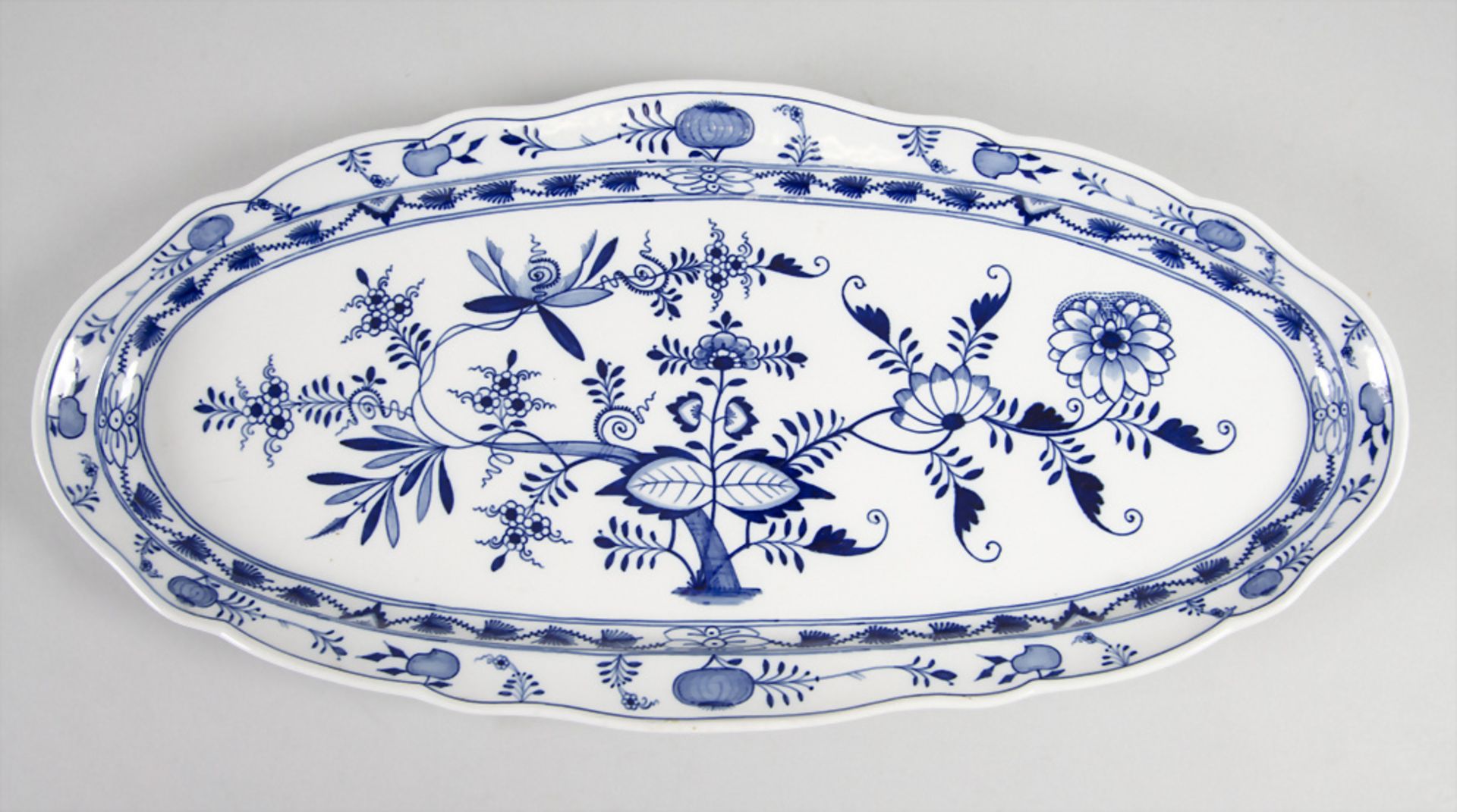 Große Platte 'Zwiebelmuster' / A large platter with Onion pattern, Meissen, um 1880