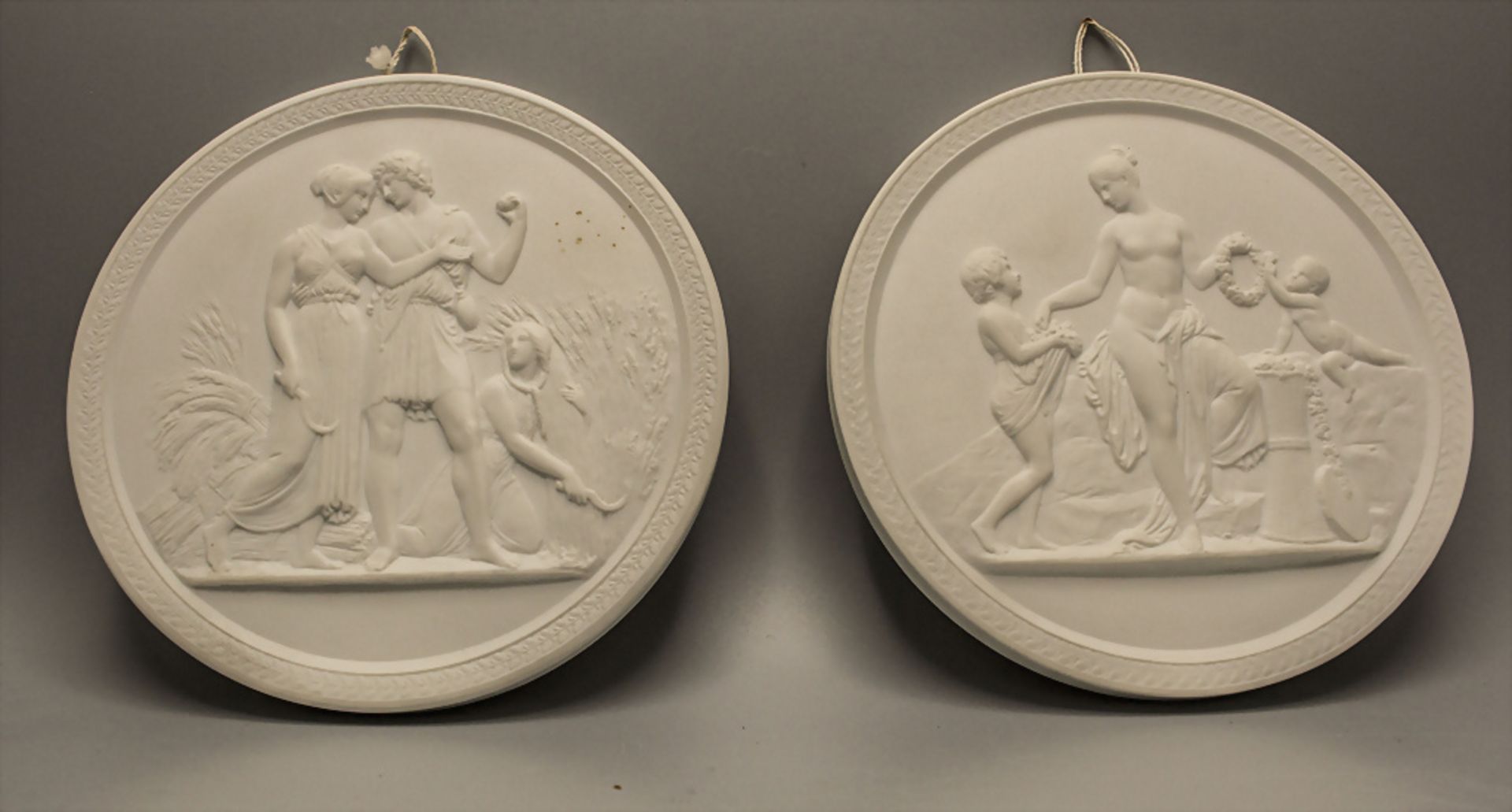 Paar Biskuitporzellan Medaillons 'Diana' und 'Venus' / A pair of biscuit porcelain medaillons, ...