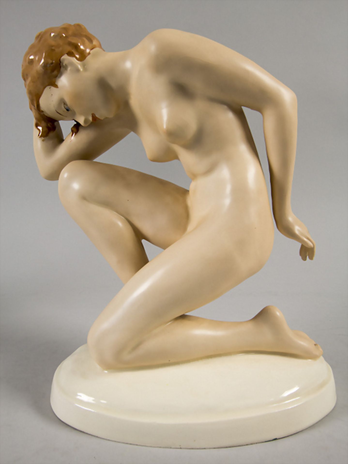 Jugendstil Figur 'Knieende' / An Art Nouveau figure of a kneeling woman, Royal Dux, 1930er/1940er