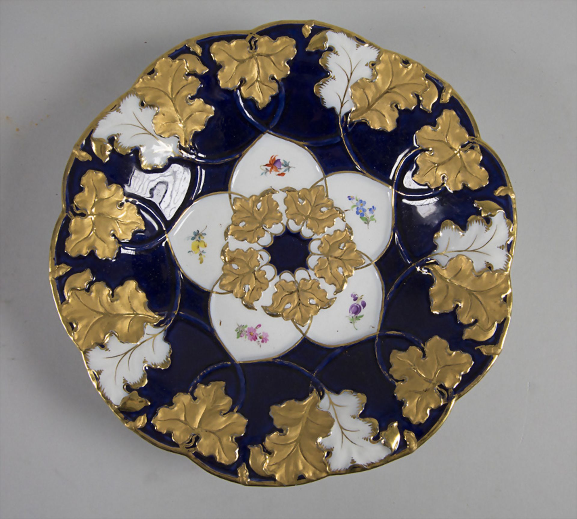 Prunkschale mit Streublumenmalerei / A splendid bowl with flowers, Meissen, Pfeifferzeit, 1924-1934