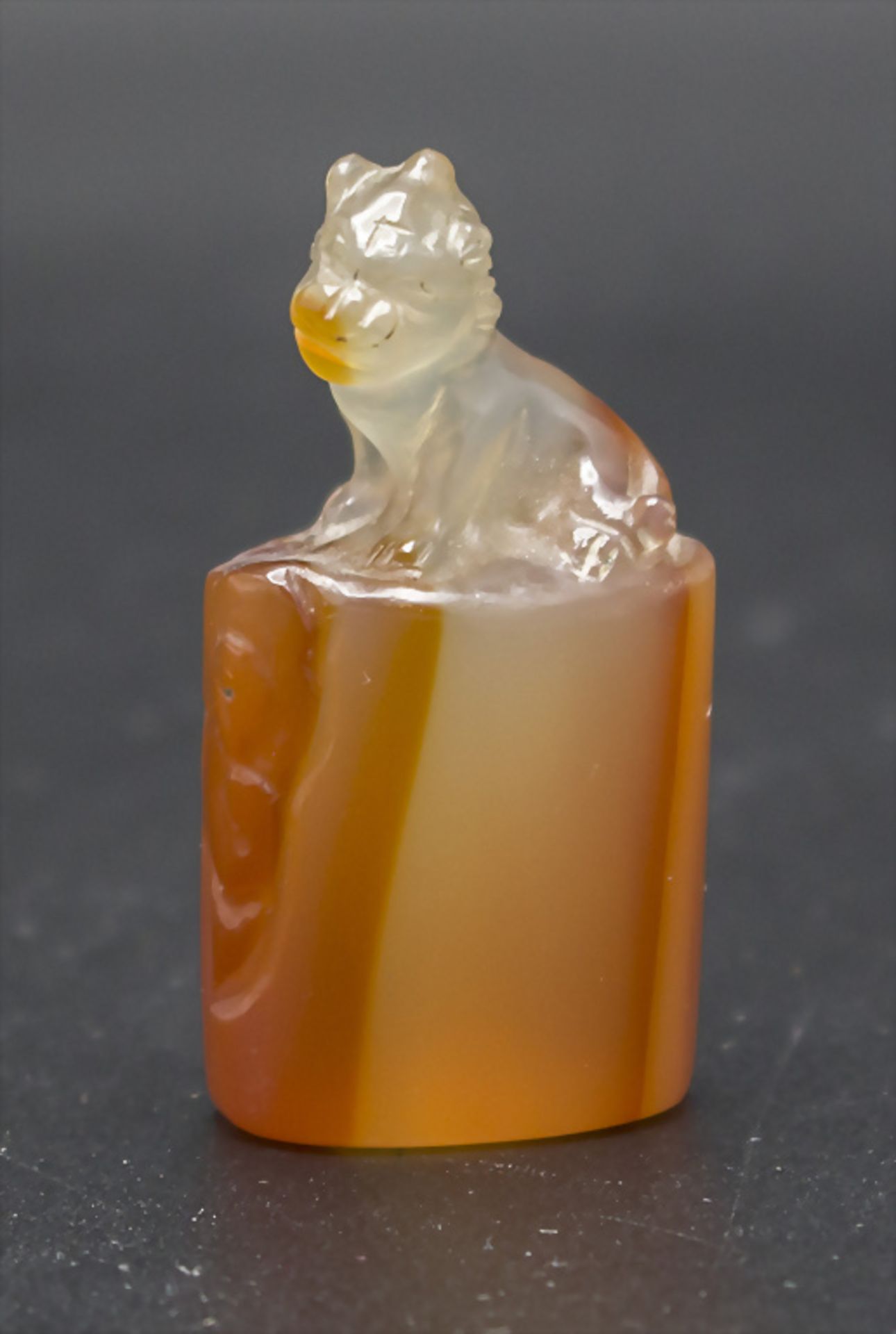 Achatfigur 'Löwe' auf hohem Sockel / An agate figure 'lion'