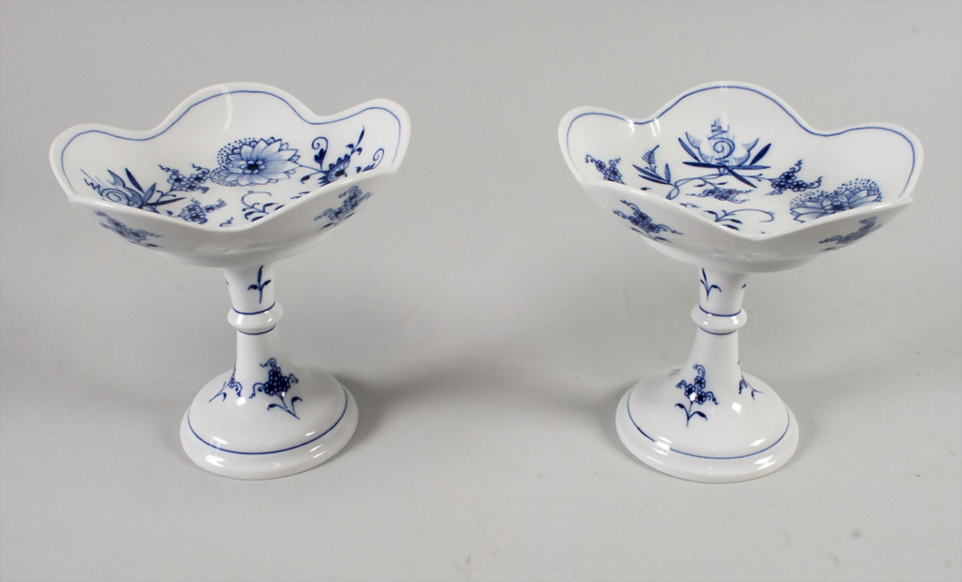 Zwei Zwiebelmuster Aufsatzschalen / Two footed bowls with onion pattern, Meissen, 20. Jh.