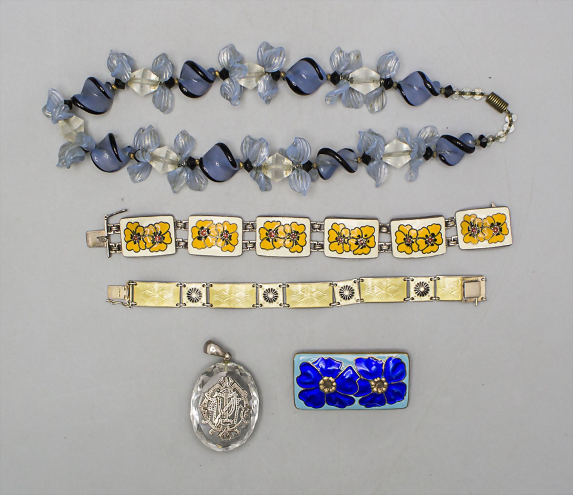 Konvolut aus 5 Teilen Emaille- und Glasschmuck / A set of 5 pieces of enamelled and glass jewellery