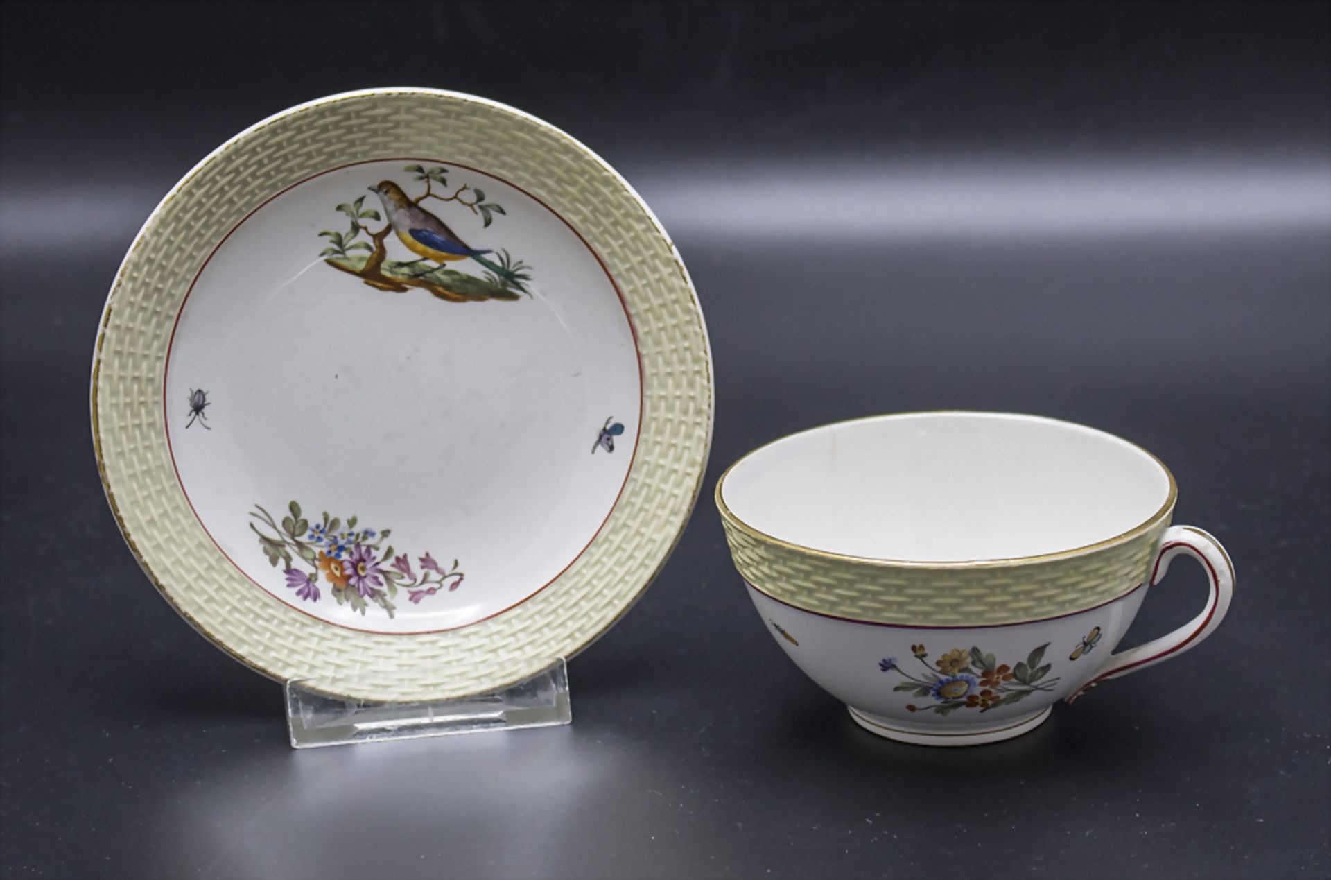 Creamware Teetasse und UT mit Vögeln / A creamware tea cup and saucer with birds, wohl St. ...