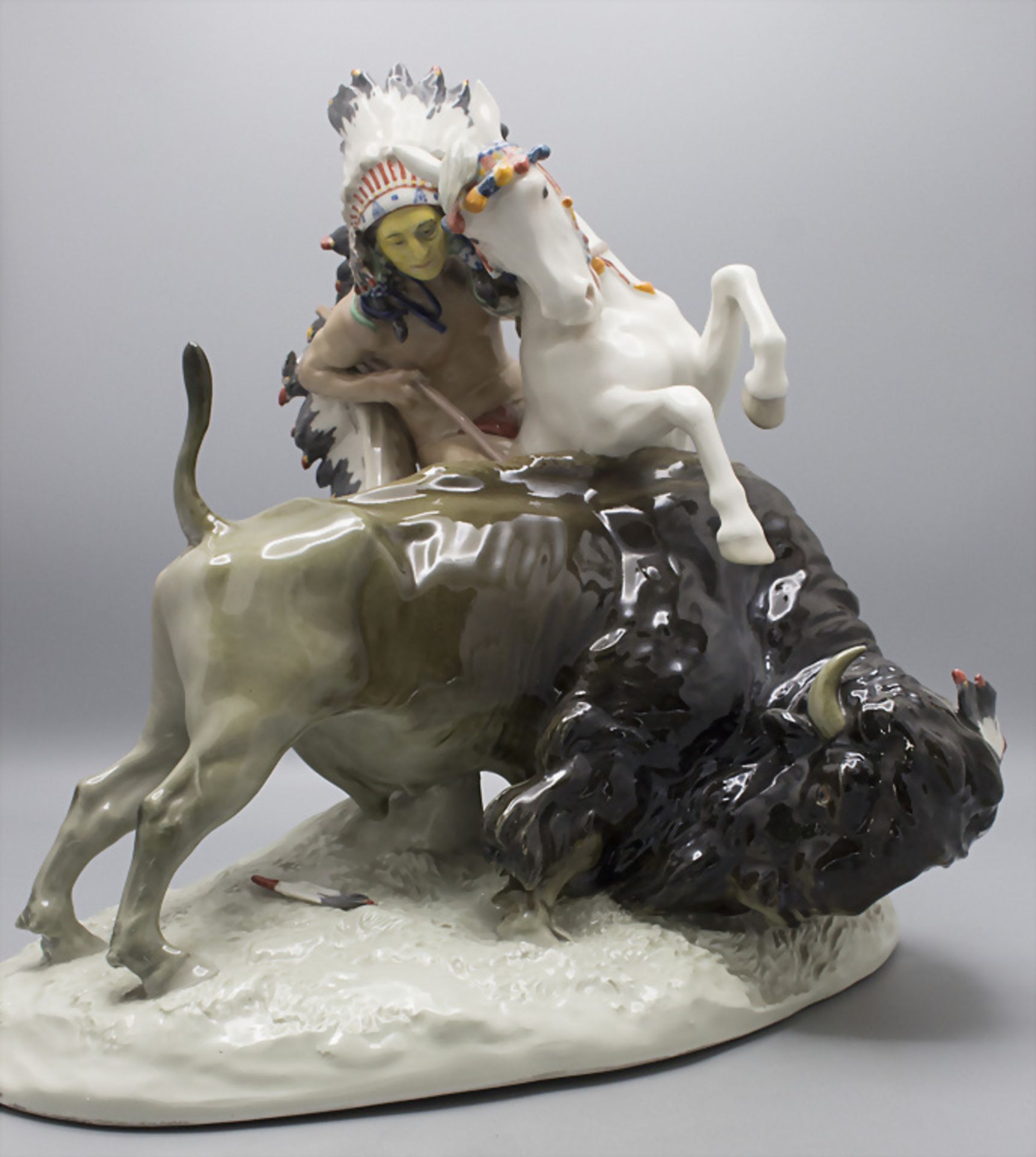 Figurengruppe 'Indianer zu Pferde, Büffel jagend' / A figural group 'The buffalo hunt', Erich ...