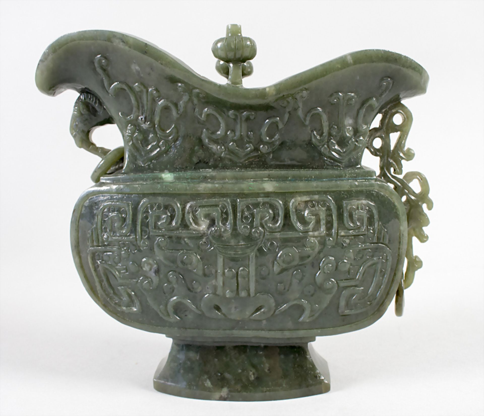 Spinatjade-Ritualgefäß / A spinach green jade ritual vessel, China, Qing-Dynastie (1644-1911)