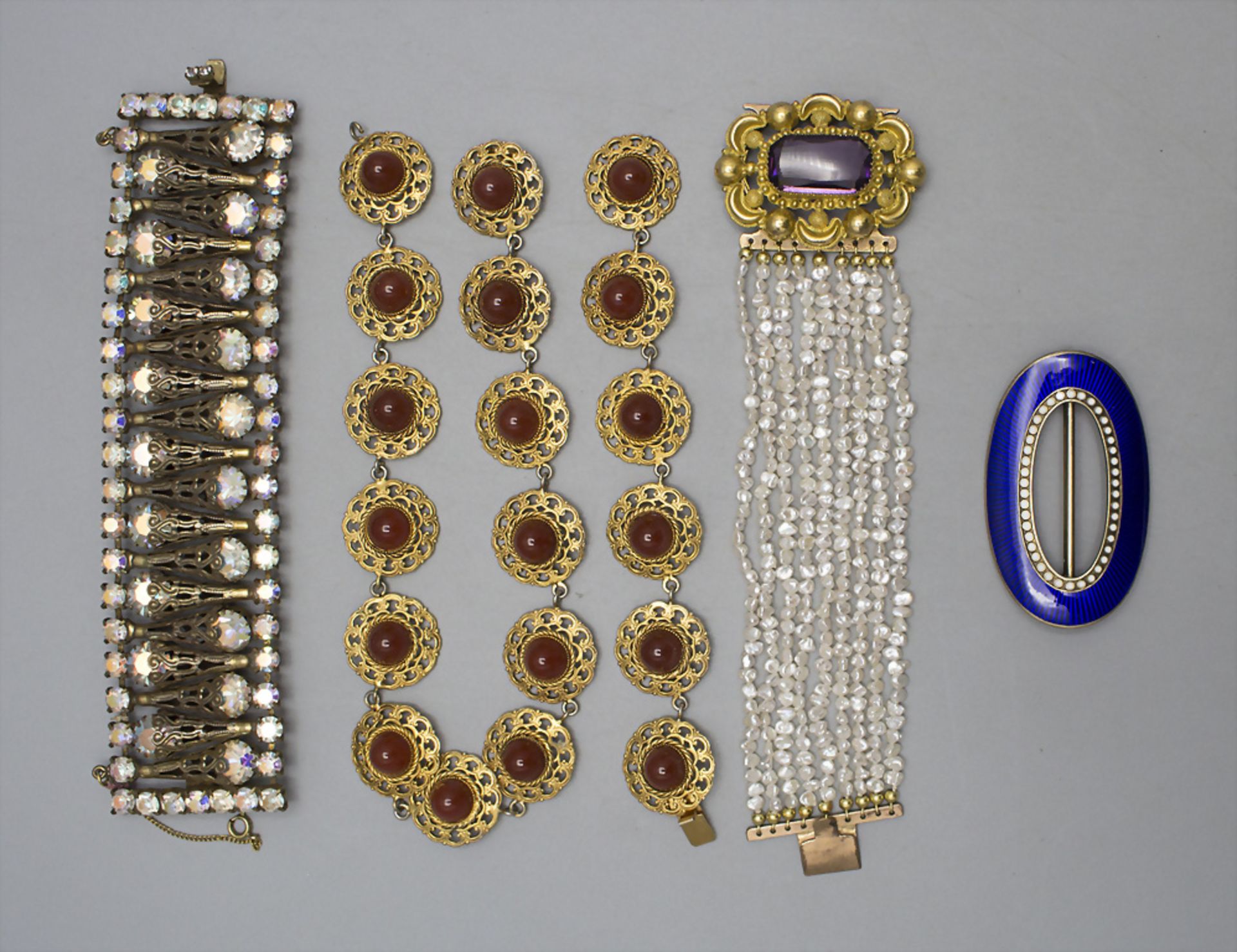 Konvolut aus 4 Teilen Modeschmuck / A set of 4 pieces fashion jewellery