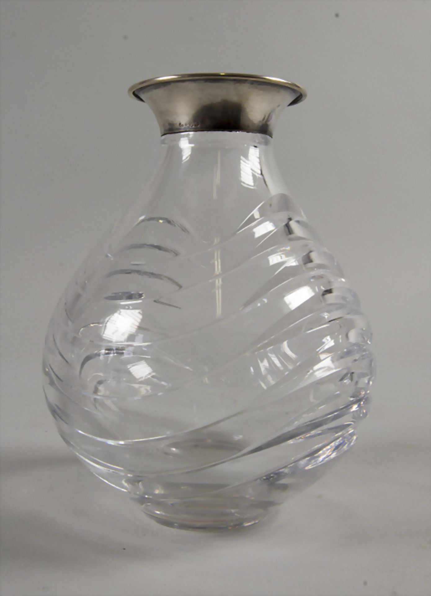 Elegante Kristallvase mit Silbermontur / An elegant cut glass vase with silver mount, Johann ...