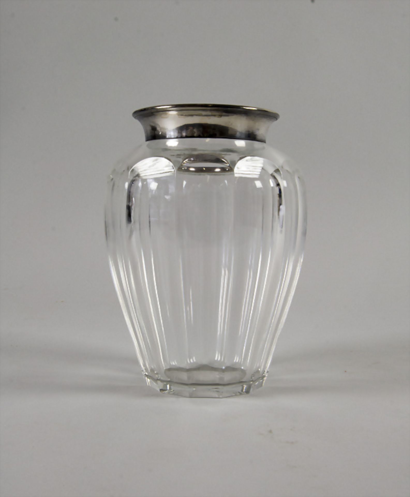 Kristallvase mit Silbermontur / An elegant cut glass vase with silver mount, Belgien, um 1930