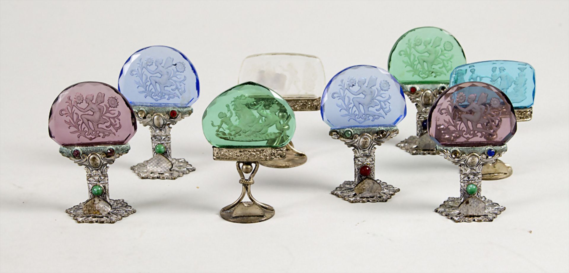 8 Jugendstil Menükartenhalter aus Kristallglas / 8 Art Nouveau crystal glass menu card ...