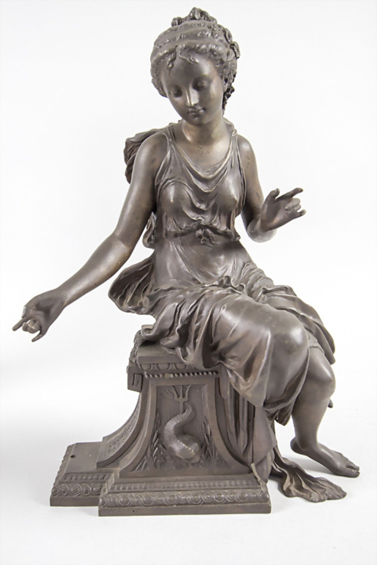 Plastik 'Sitzendes Mädchen auf Postament' / A figure of a sitting girl on a pedestal