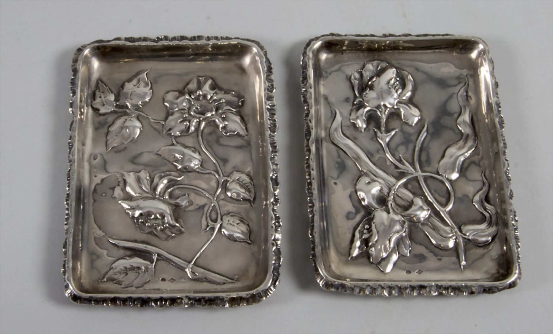 Zwei Jugendstil Visitenkartenhalter aus Silber / Two Art Nouveau silver business card trays, ...